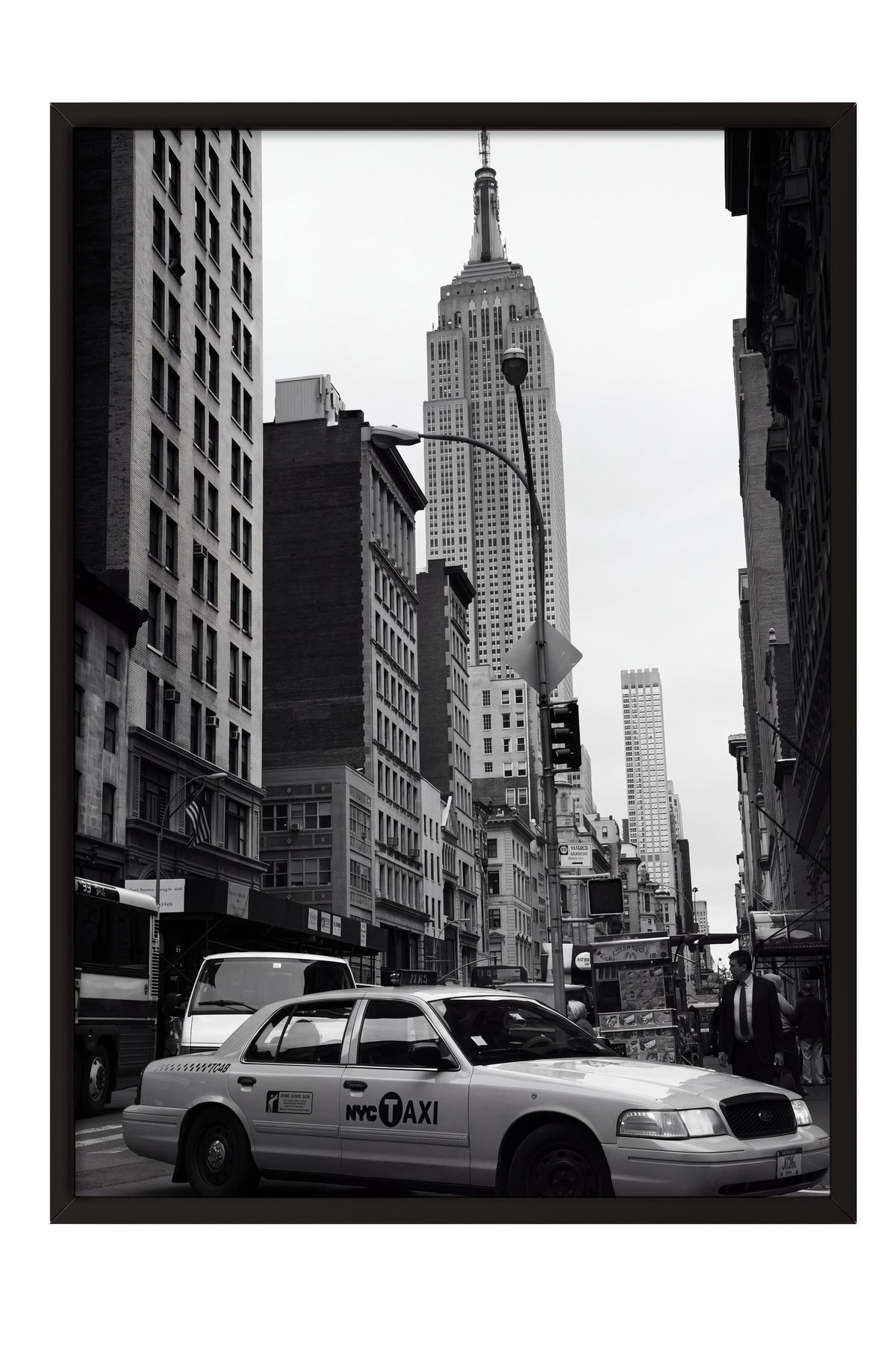 Empire State ve New York Sokakları Poster – Siyah Çerçeveli Tablo