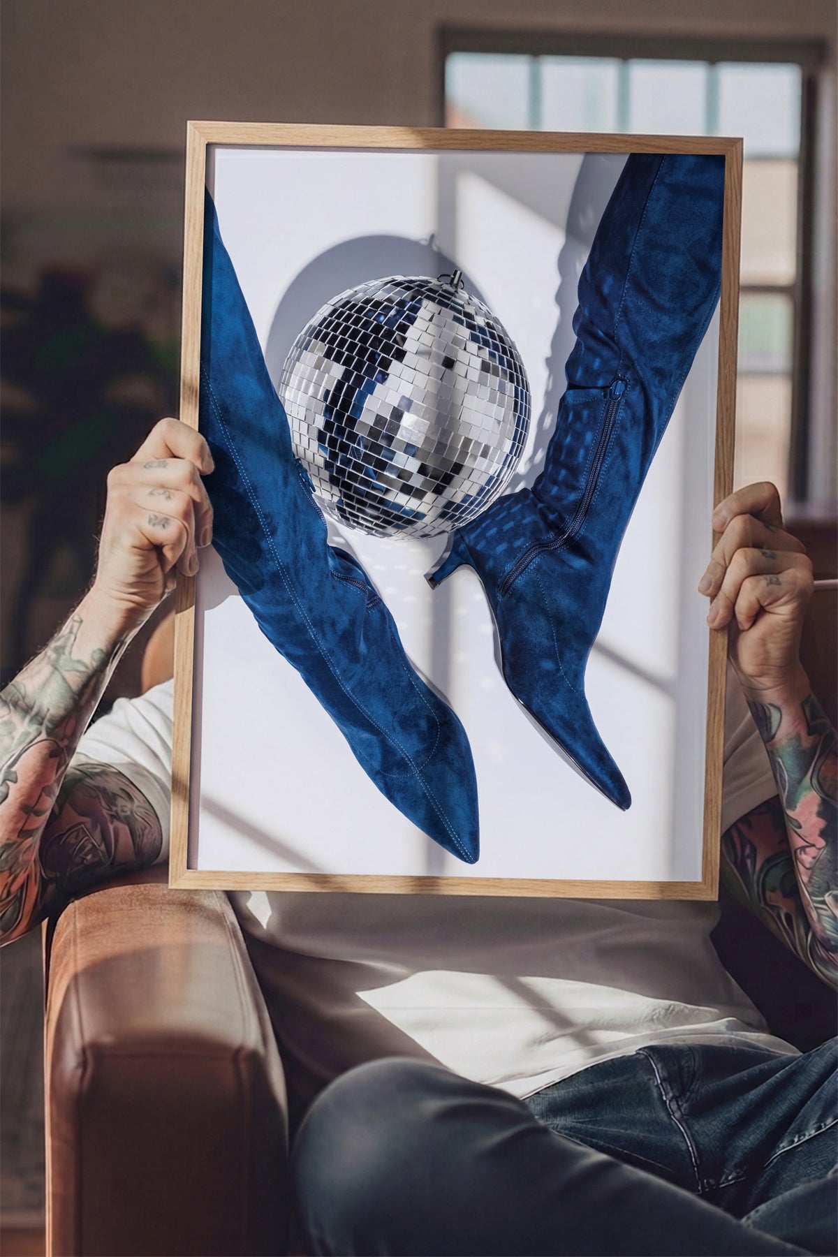 Disko Topu ve Çizme Kompozisyonu Poster – Ahşap Çerçeveli Tablo