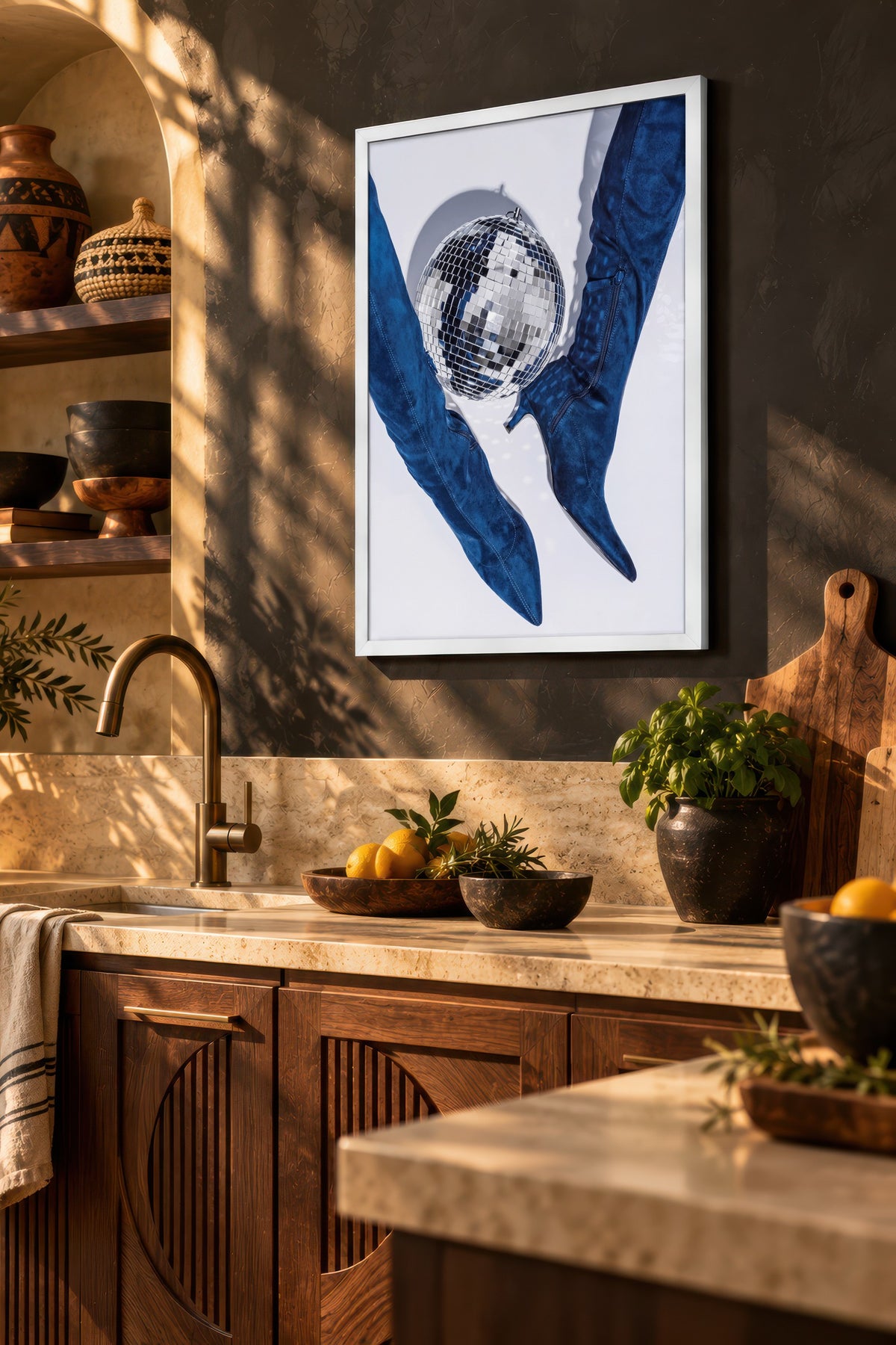 Disko Topu ve Çizme Kompozisyonu Poster – Beyaz Çerçeveli Tablo