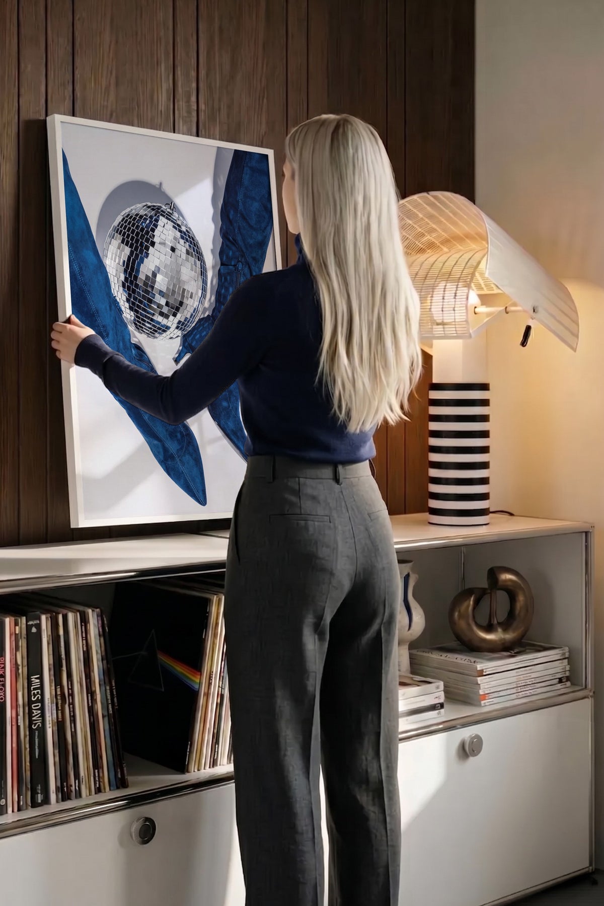 Disko Topu ve Çizme Kompozisyonu Poster – Beyaz Çerçeveli Tablo