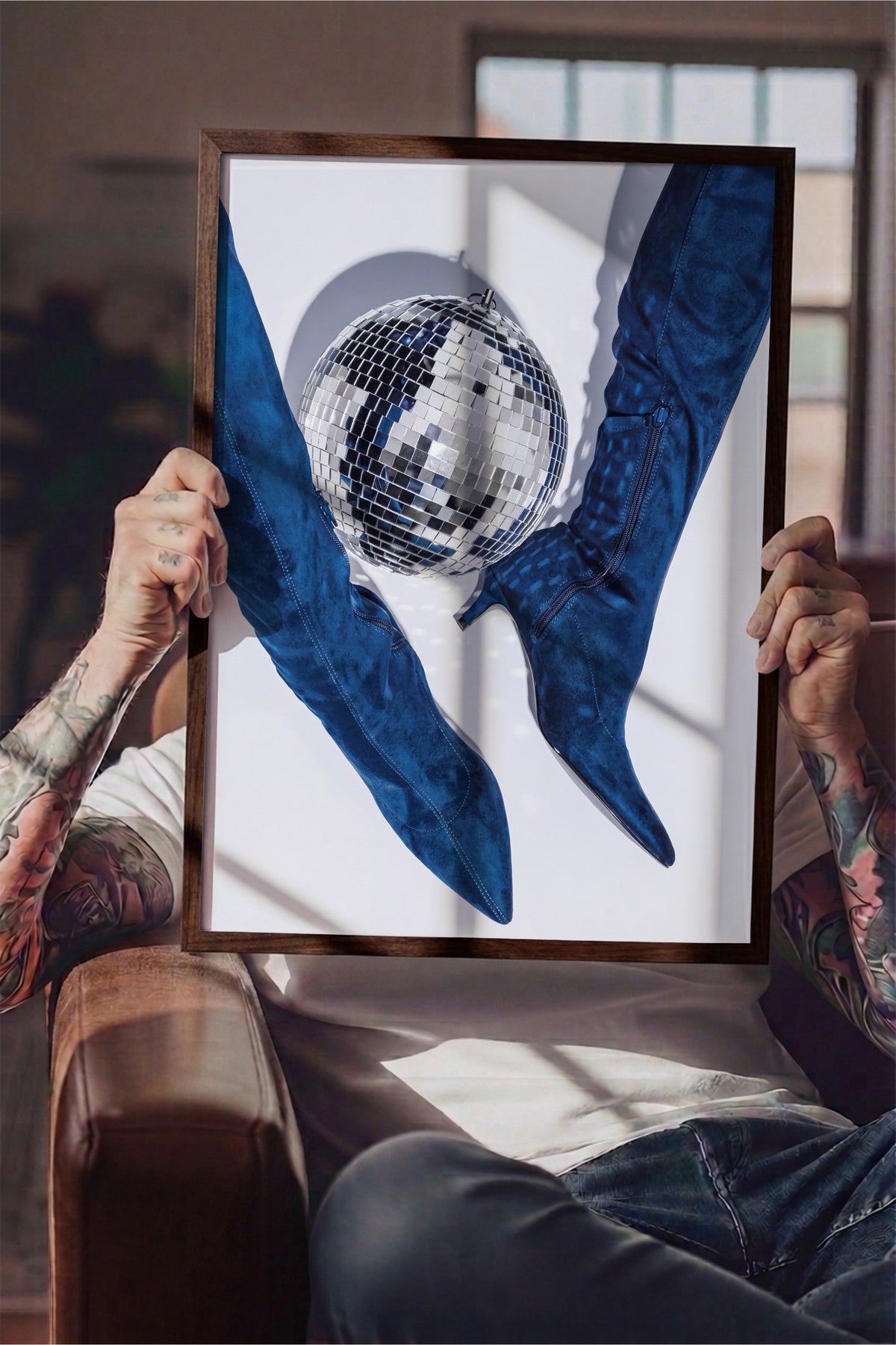 Disko Topu ve Çizme Kompozisyonu Poster – Kahverengi Çerçeveli Tablo