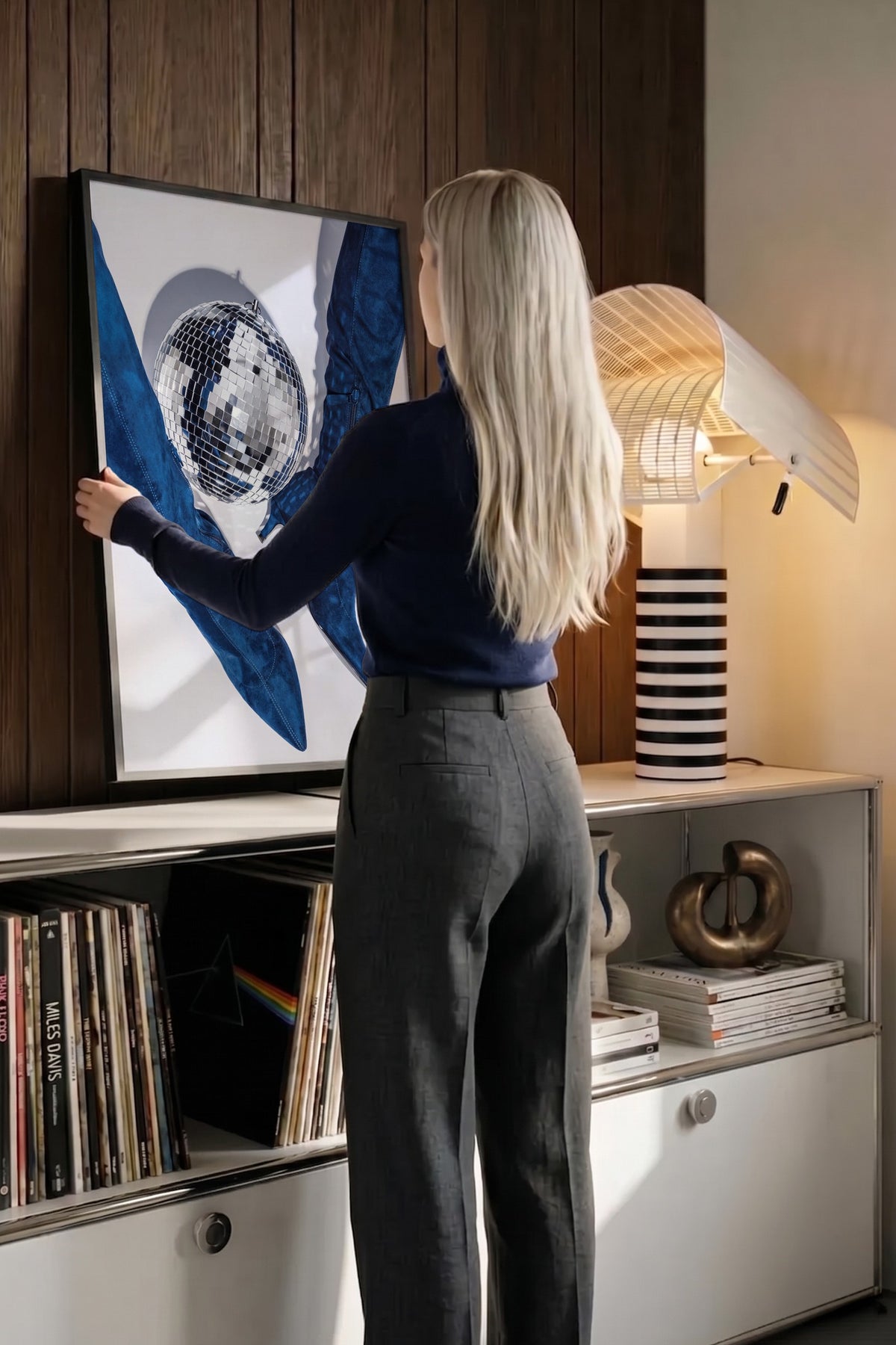 Disko Topu ve Çizme Kompozisyonu Poster – Siyah Çerçeveli Tablo