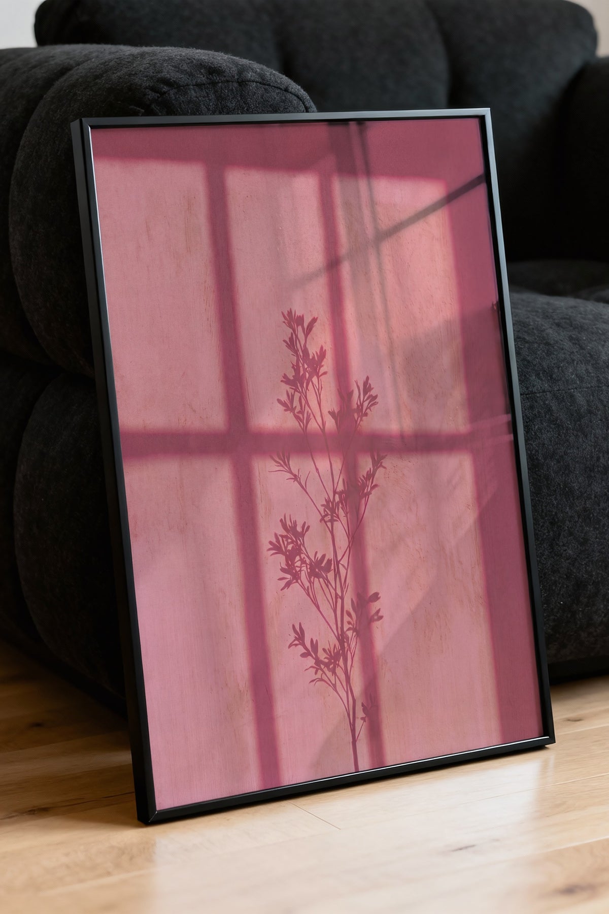 Pembe Gölgedeki Bitki Silüeti Poster – Siyah Çerçeveli Tablo