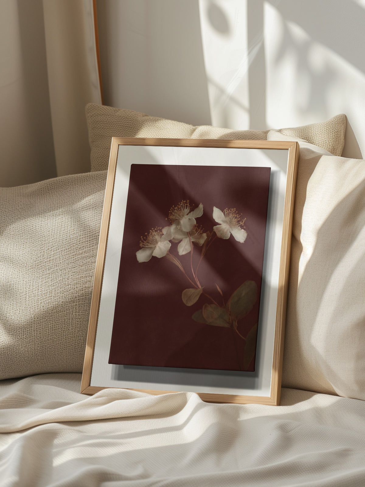 Koyu Fon Üzerinde Çiçekler Poster – Ahşap Çerçeveli Tablo
