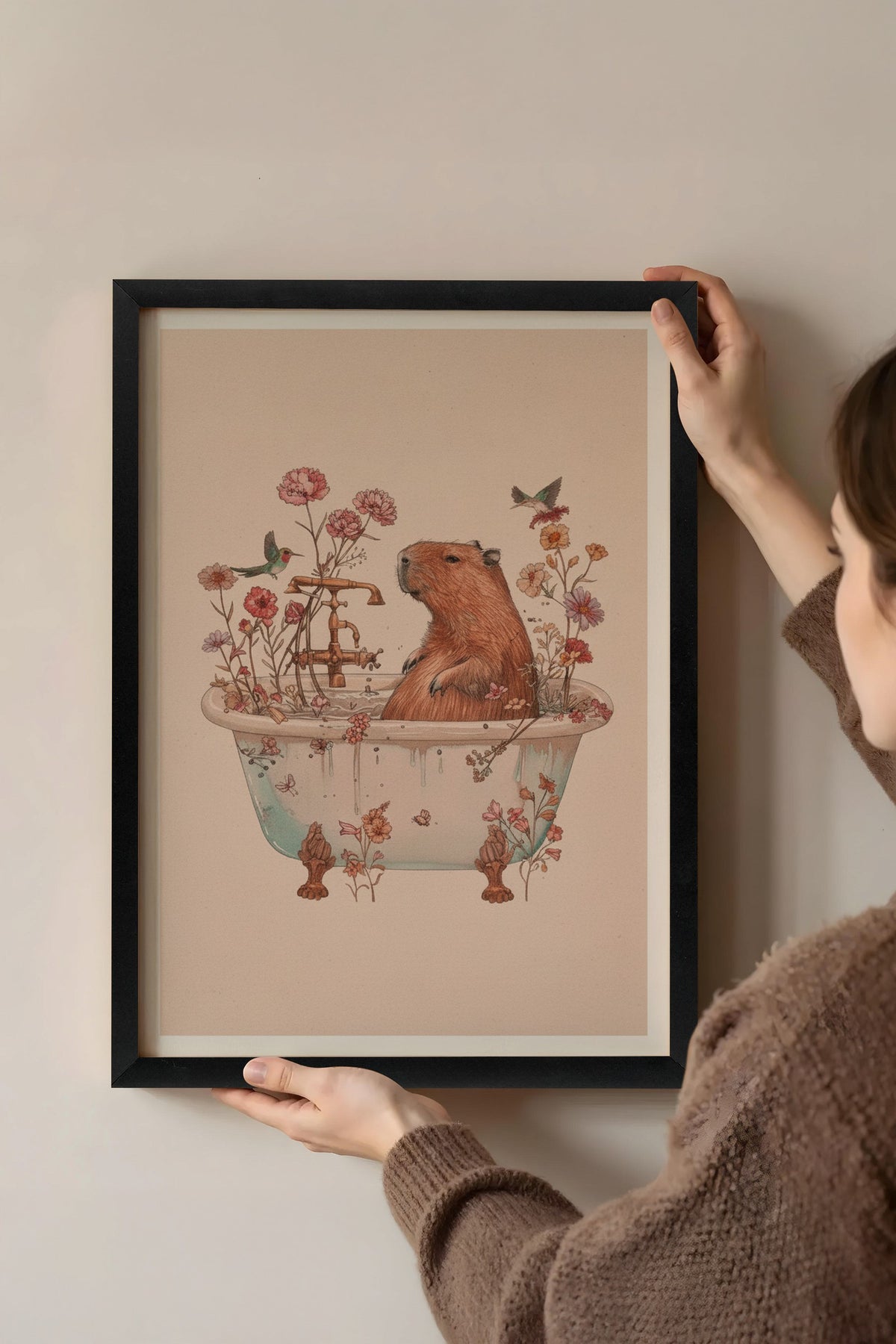 Çiçekli Küvette Kapibara Poster – Siyah Çerçeveli Tablo