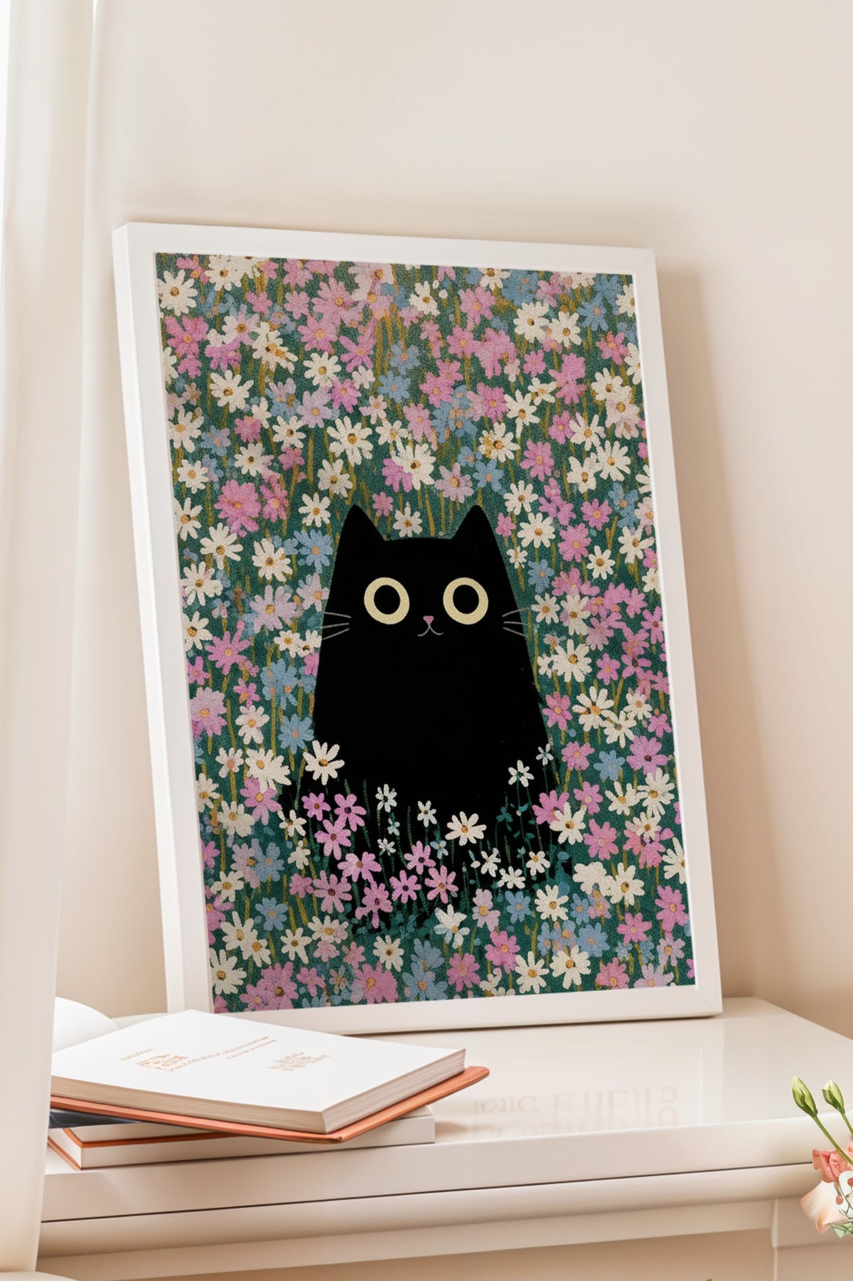 Papatya Bahçesinde Kedi Poster – Beyaz Çerçeveli Tablo