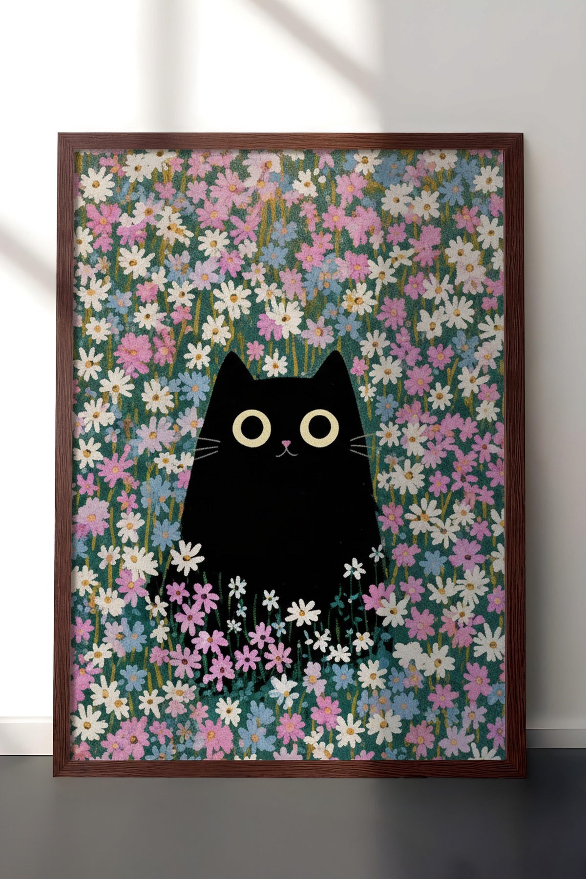 Papatya Bahçesinde Kedi Poster – Kahverengi Çerçeveli Tablo