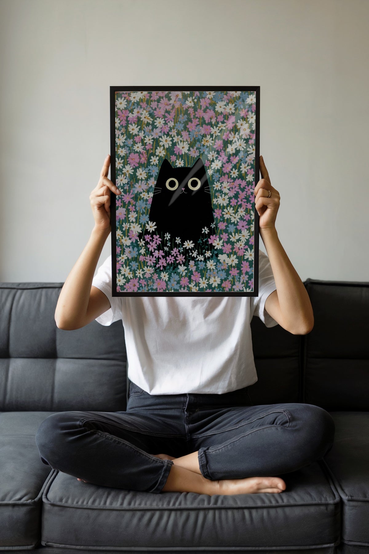 Papatya Bahçesinde Kedi Poster – Siyah Çerçeveli Tablo
