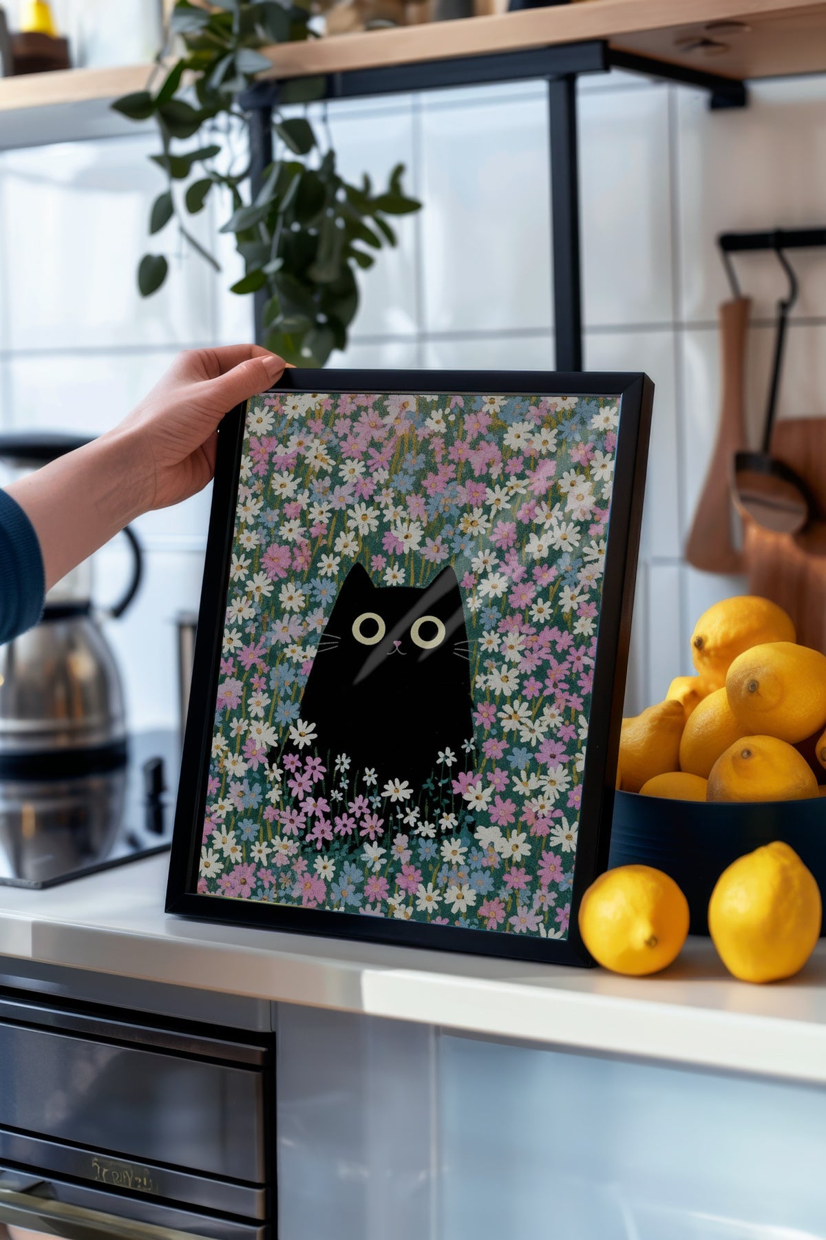 Papatya Bahçesinde Kedi Poster – Siyah Çerçeveli Tablo