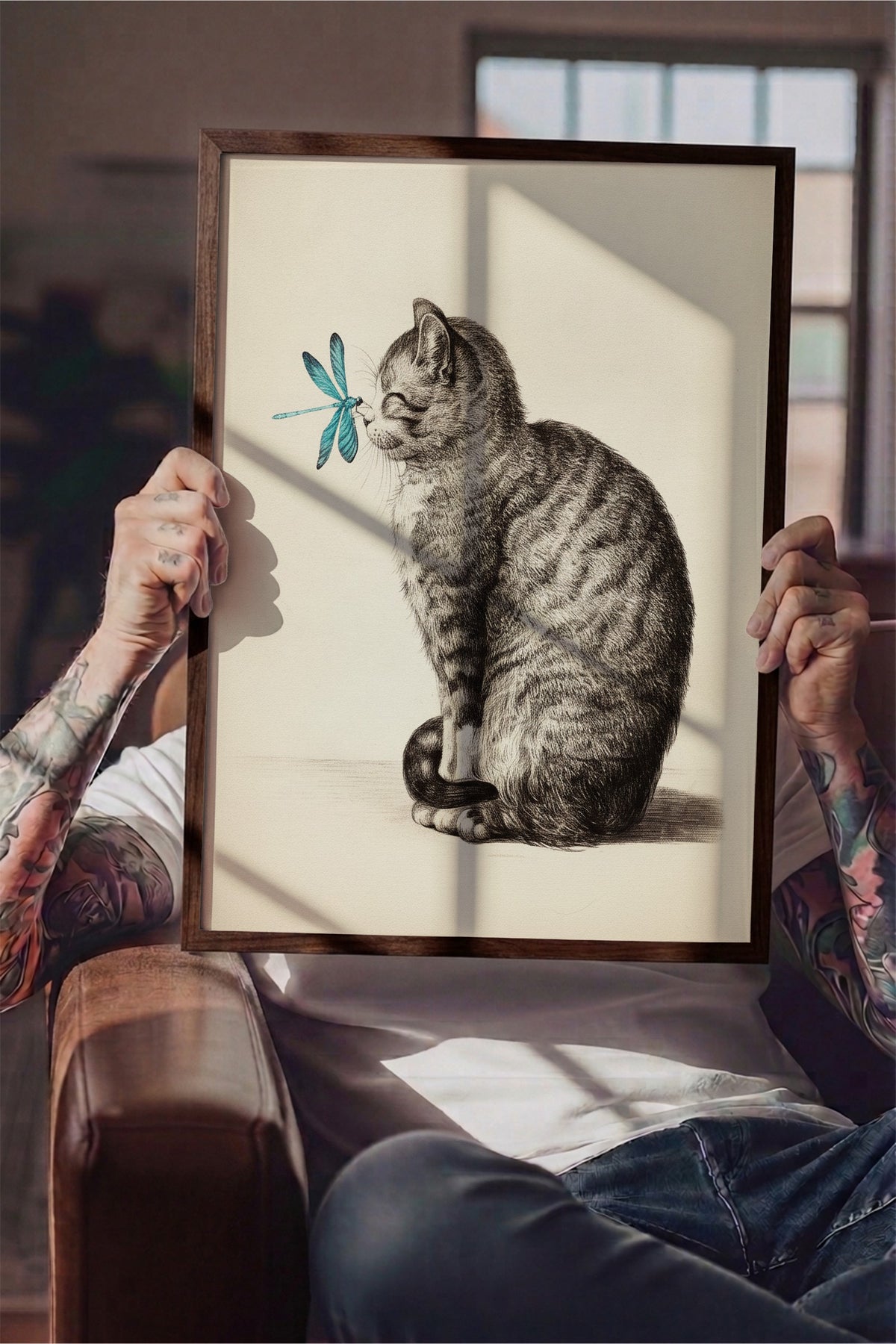 Yusufçuklu Yavru Kedi Çizimi Poster – Kahverengi Çerçeveli Tablo