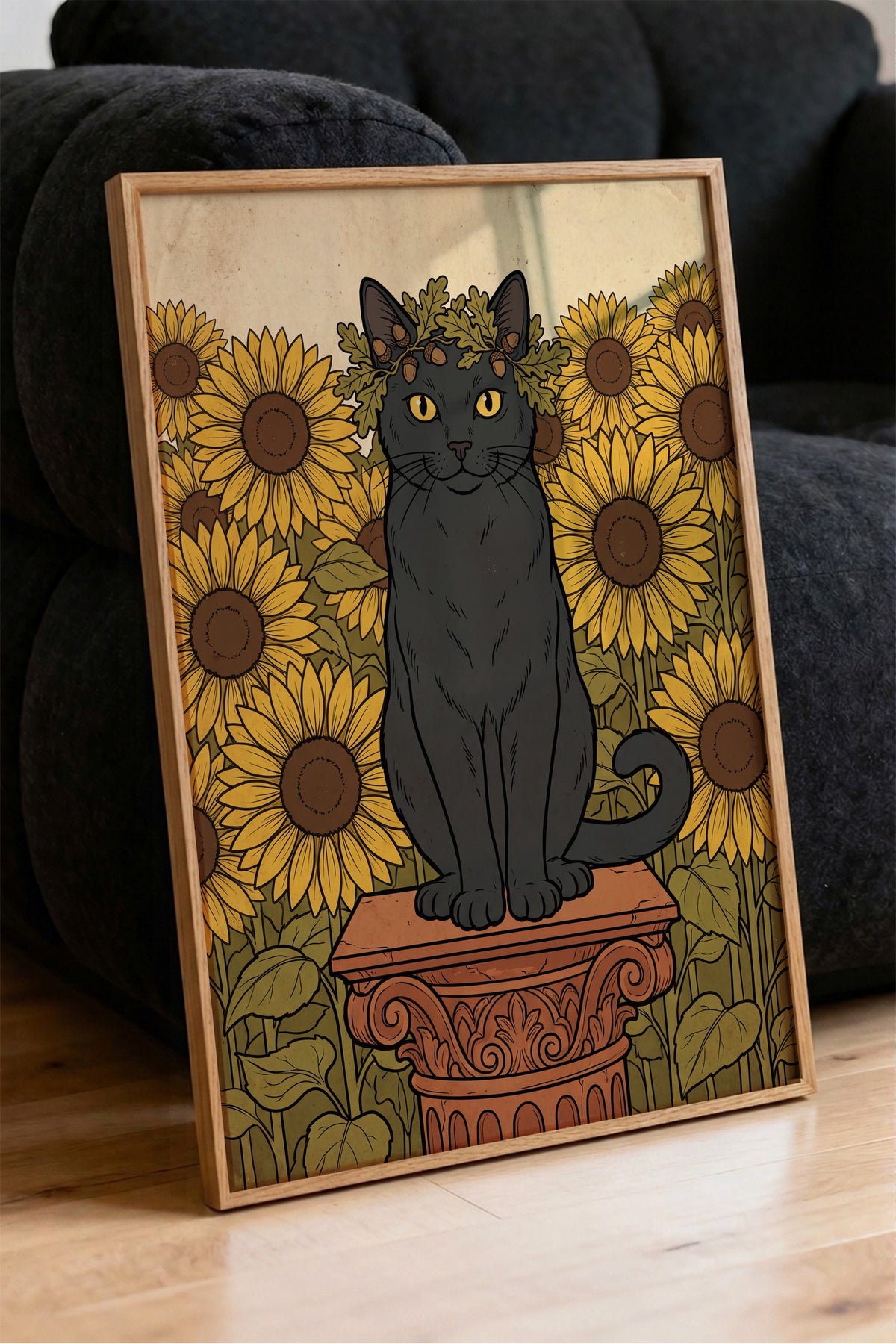 Ayçiçeği Bahçesinde Taç Takan Kedi Poster – Ahşap Çerçeveli Tablo