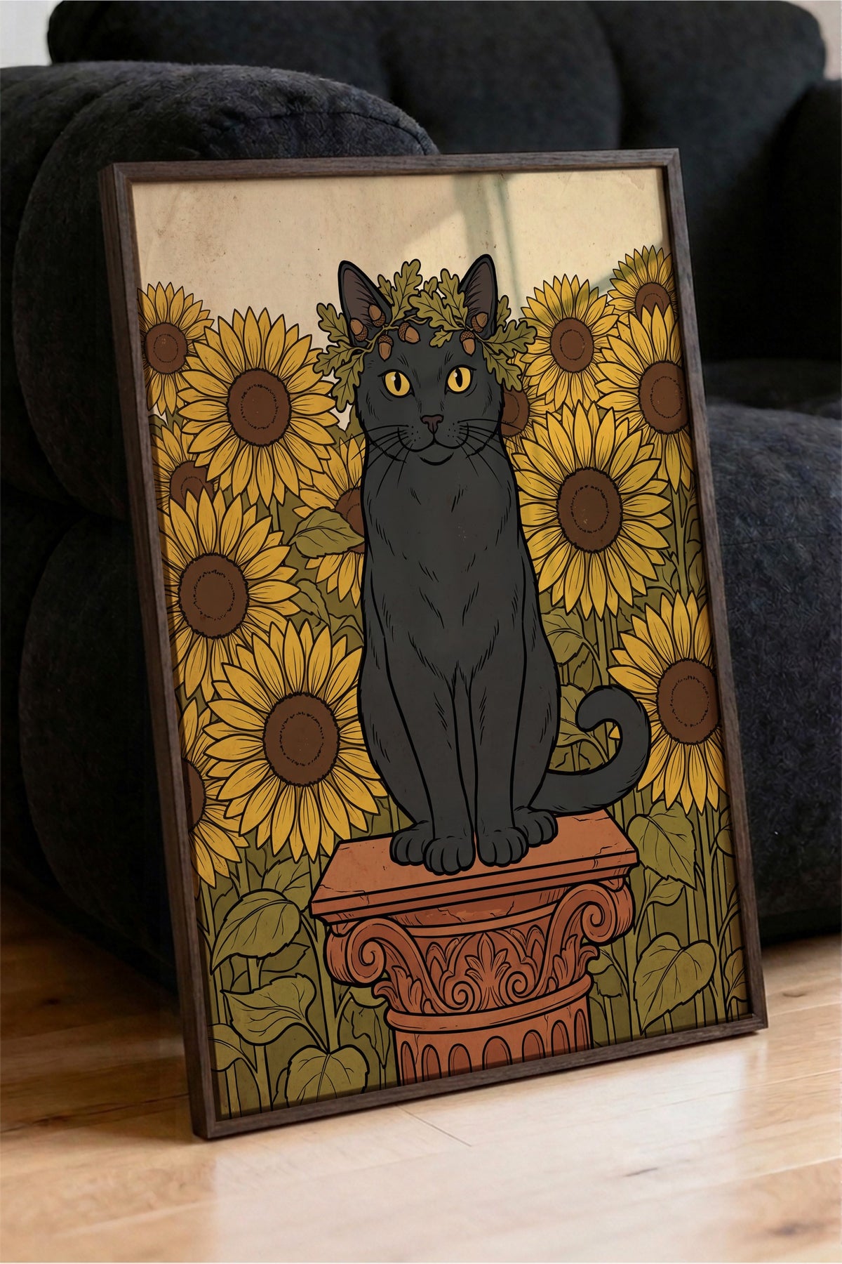 Ayçiçeği Bahçesinde Taç Takan Kedi Poster – Kahverengi Çerçeveli Tablo