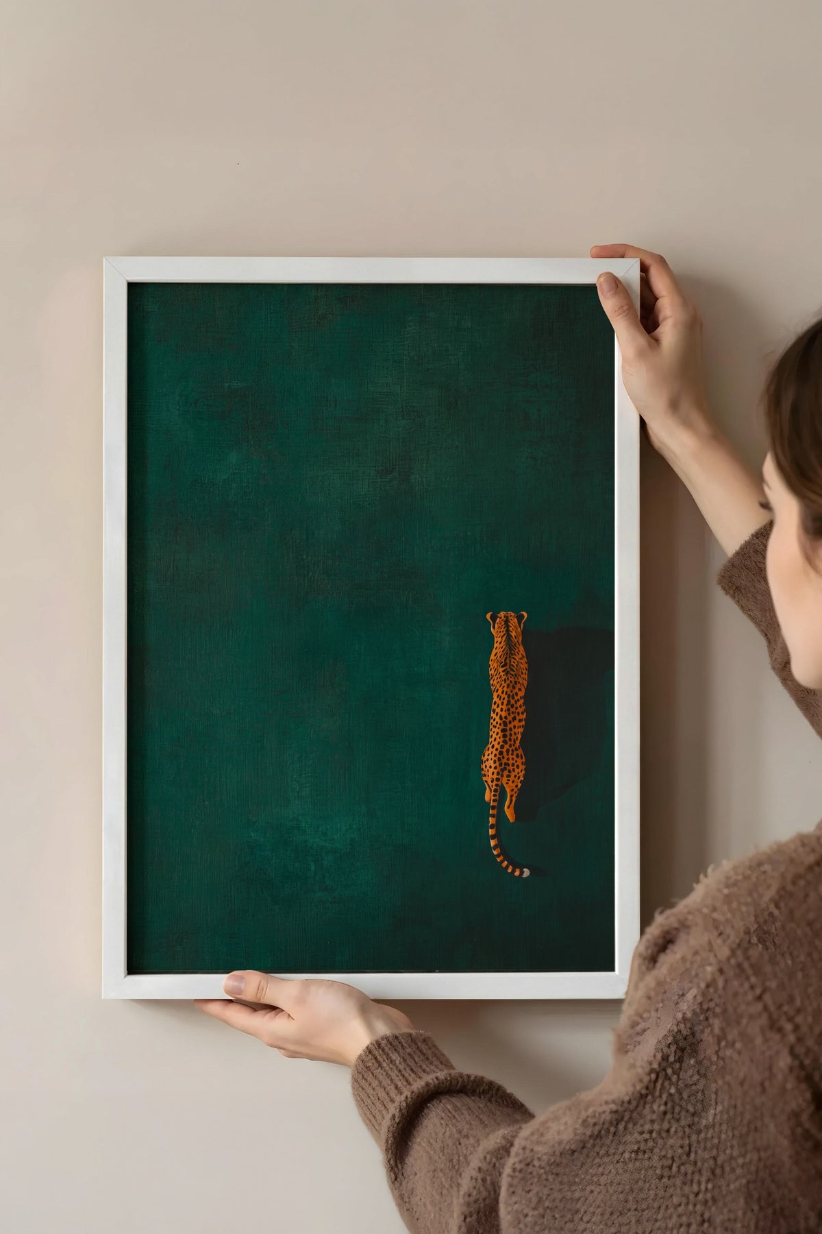 Yeşil Zeminde Yürüyen Çita Poster – Beyaz Çerçeveli Tablo