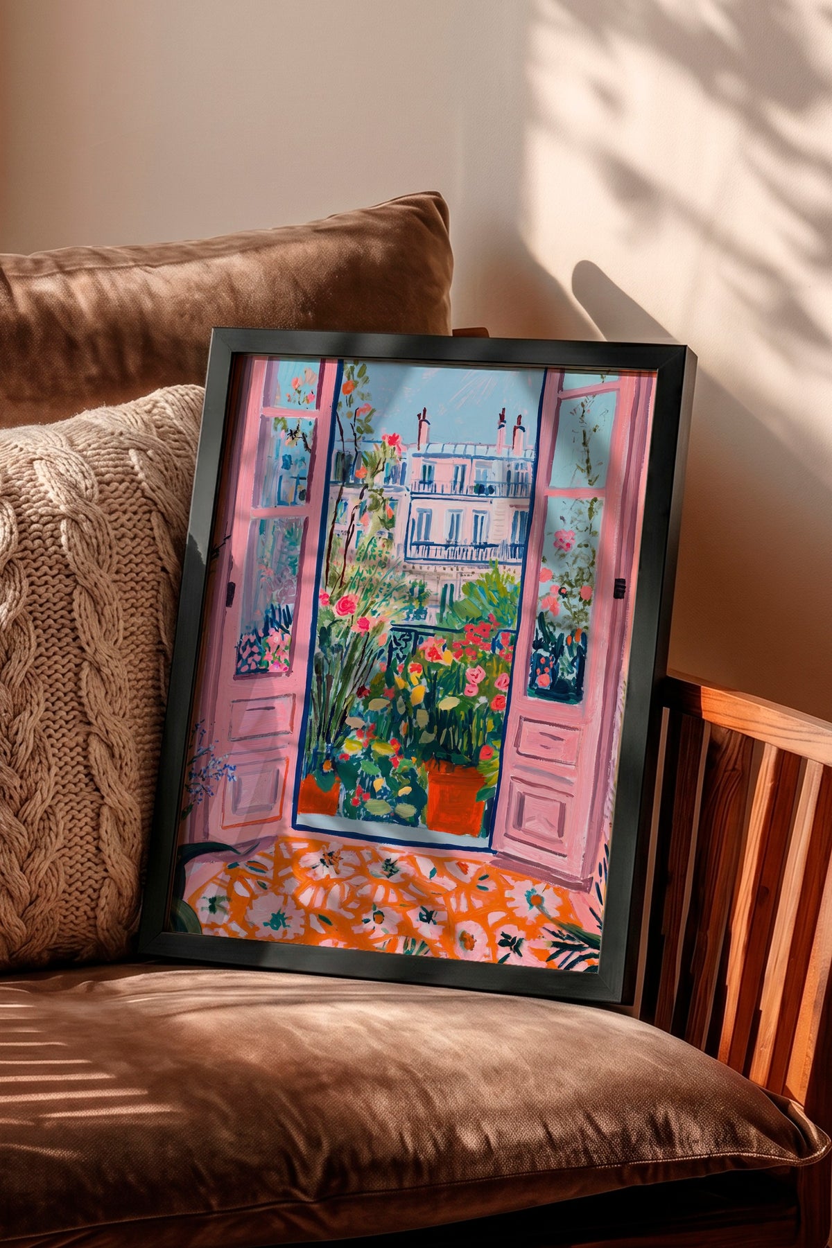 Çiçekli Balkon Manzaralı Pembe Kapılar Poster – Siyah Çerçeveli Tablo