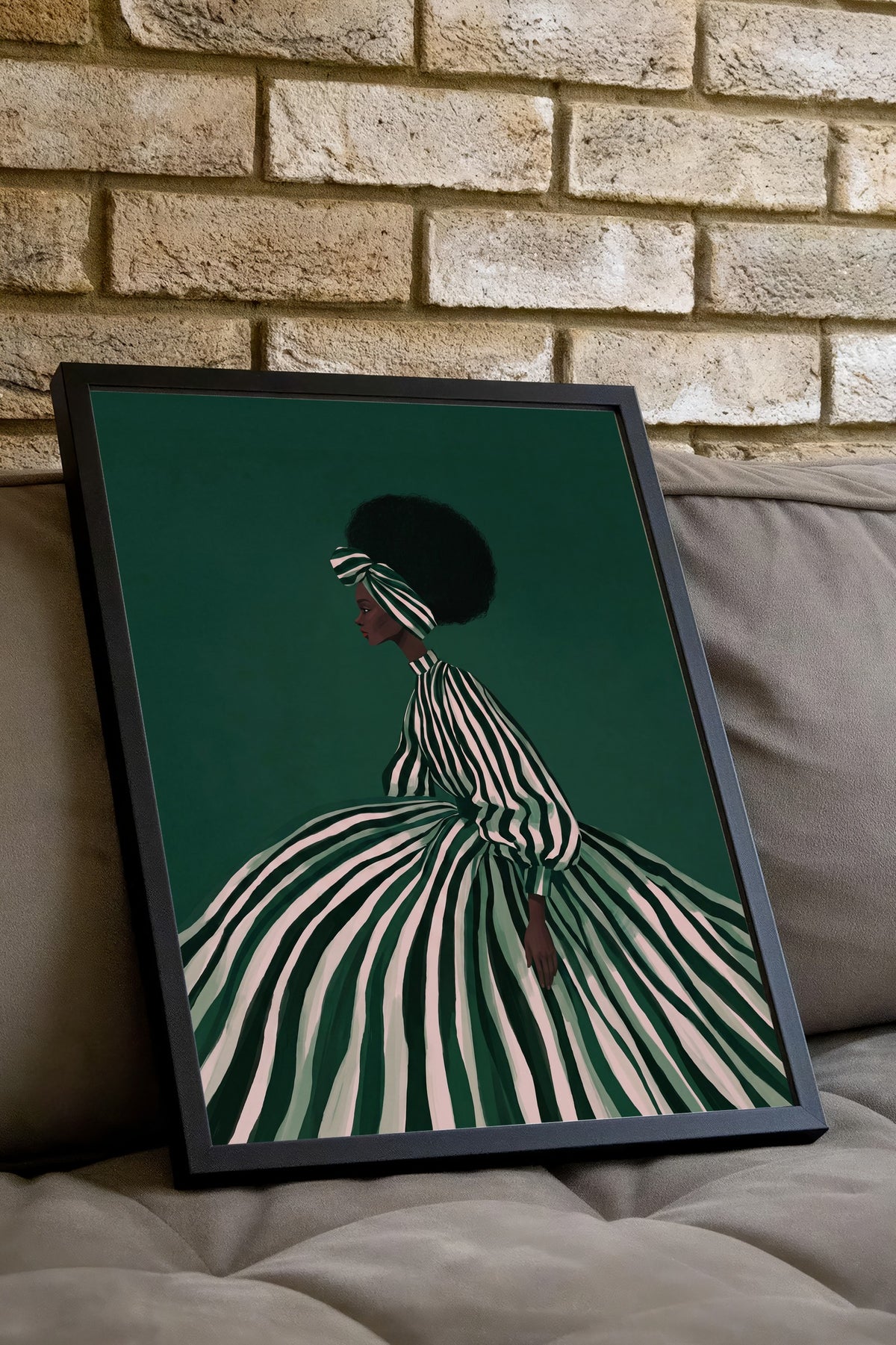 Çizgili Elbiseli Zarif Kadın Poster – Siyah Çerçeveli Tablo