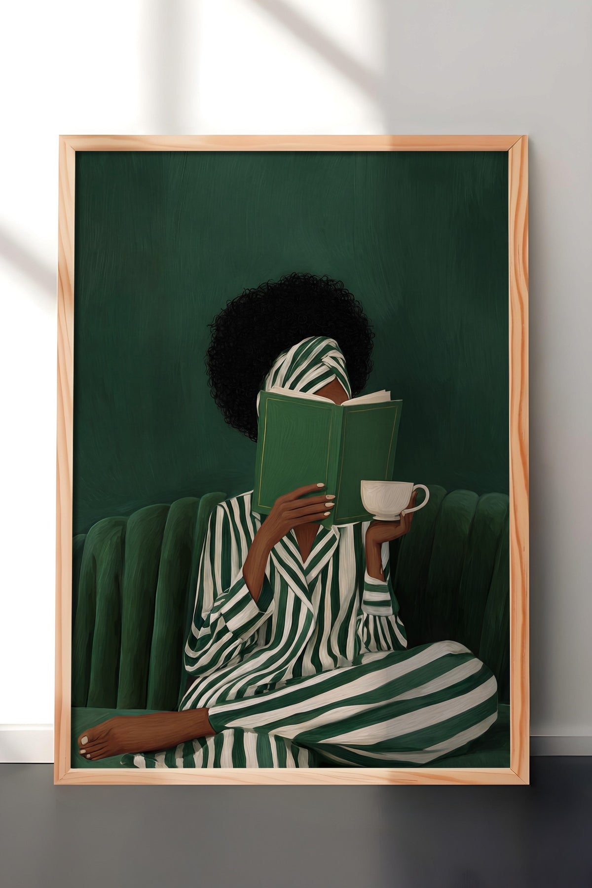 Kitap Okuyan Kadın Poster – Ahşap Çerçeveli Tablo
