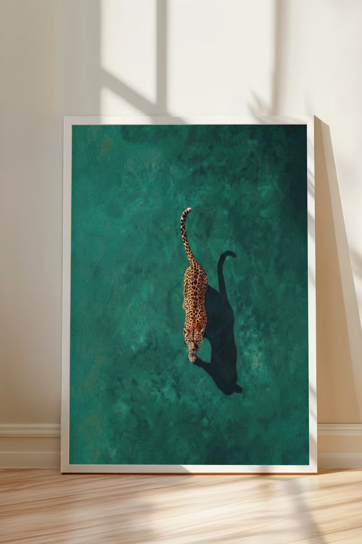 Yeşil Zeminde Yürüyen Leopar Poster – Beyaz Çerçeveli Tablo