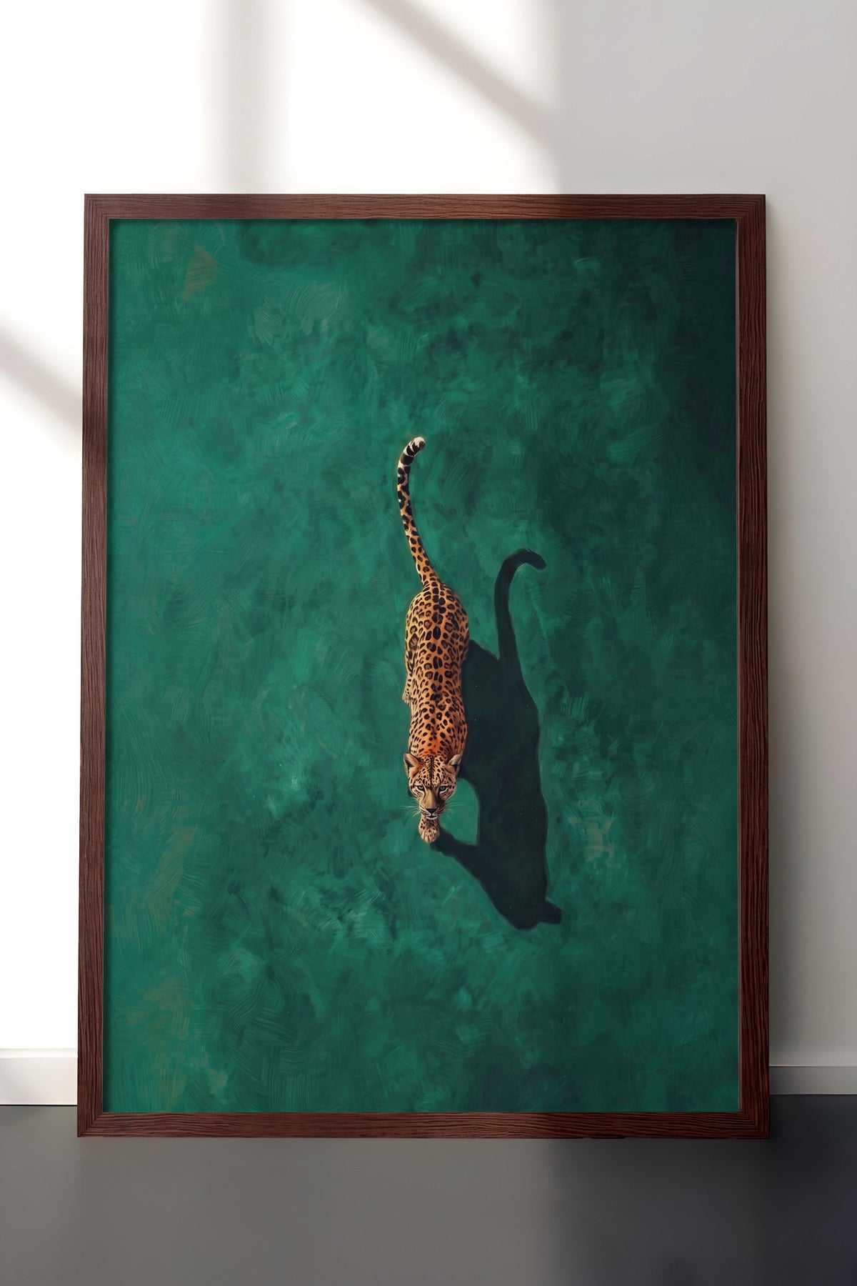Yeşil Zeminde Yürüyen Leopar Poster – Kahverengi Çerçeveli Tablo