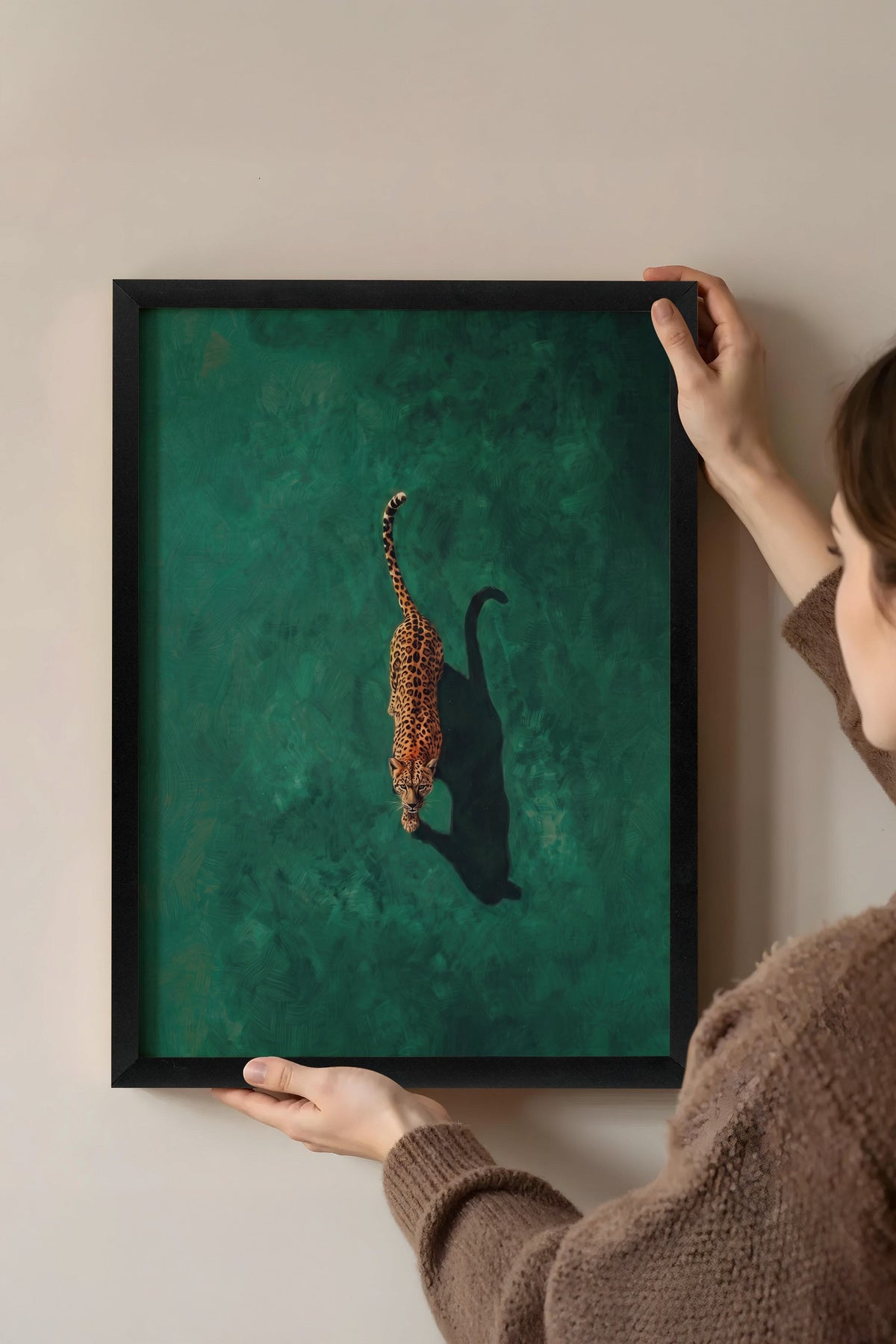 Yeşil Zeminde Yürüyen Leopar Poster – Siyah Çerçeveli Tablo