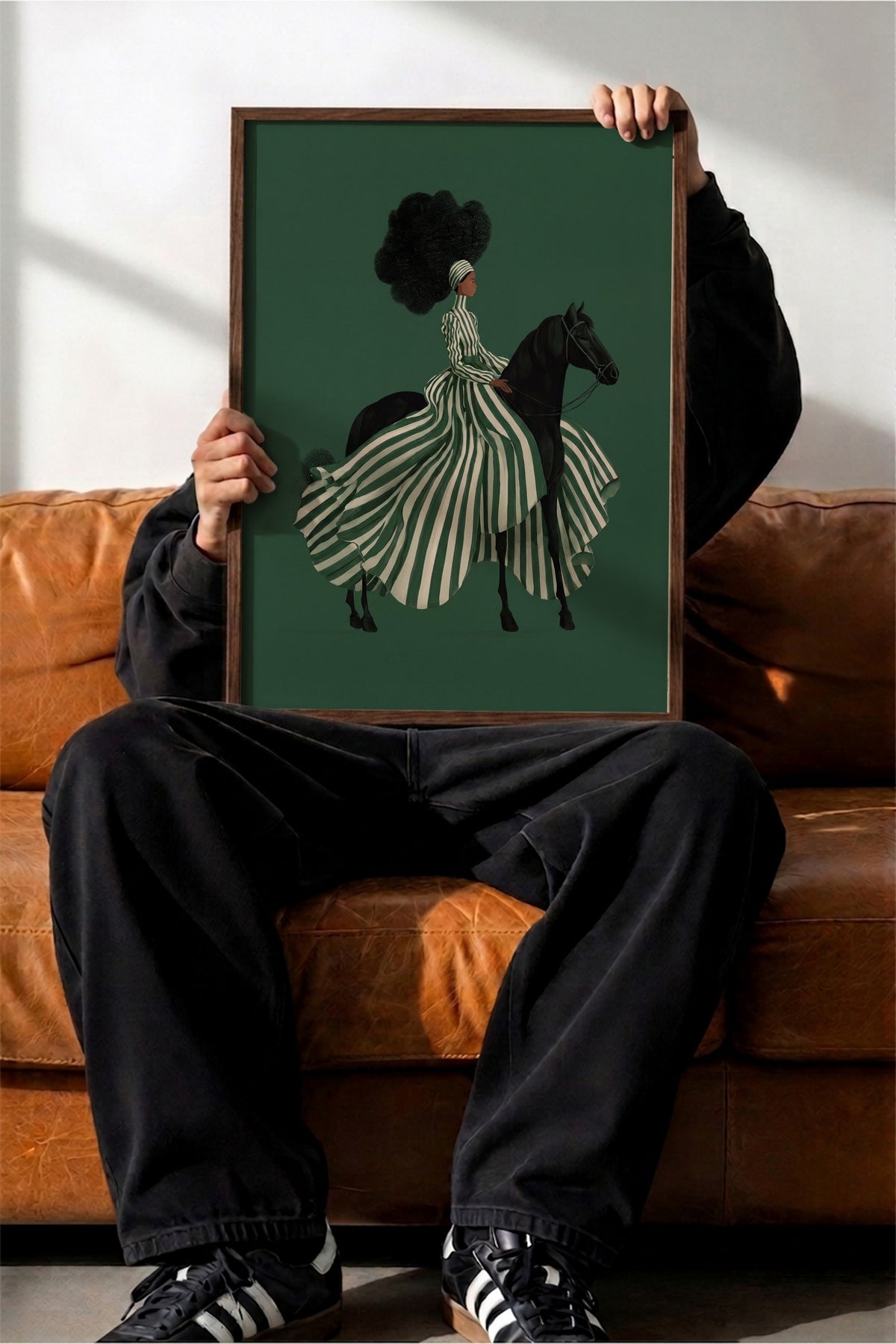 Çizgili Elbiseli Atlı Kadın Poster – Kahverengi Çerçeveli Tablo