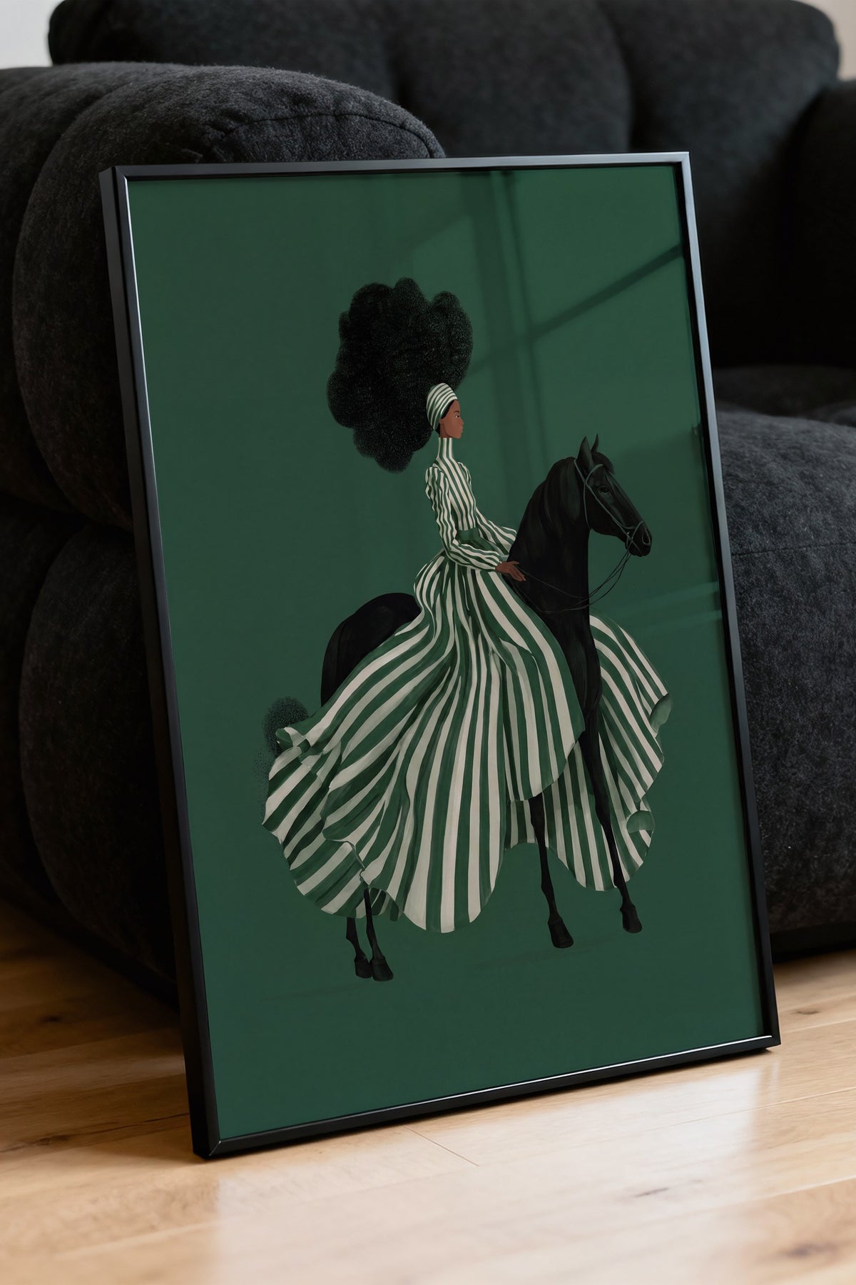 Çizgili Elbiseli Atlı Kadın Poster – Siyah Çerçeveli Tablo