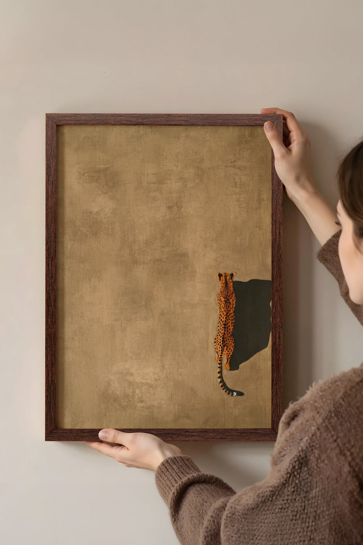 Yürüyen Çita Poster – Kahverengi Çerçeveli Tablo