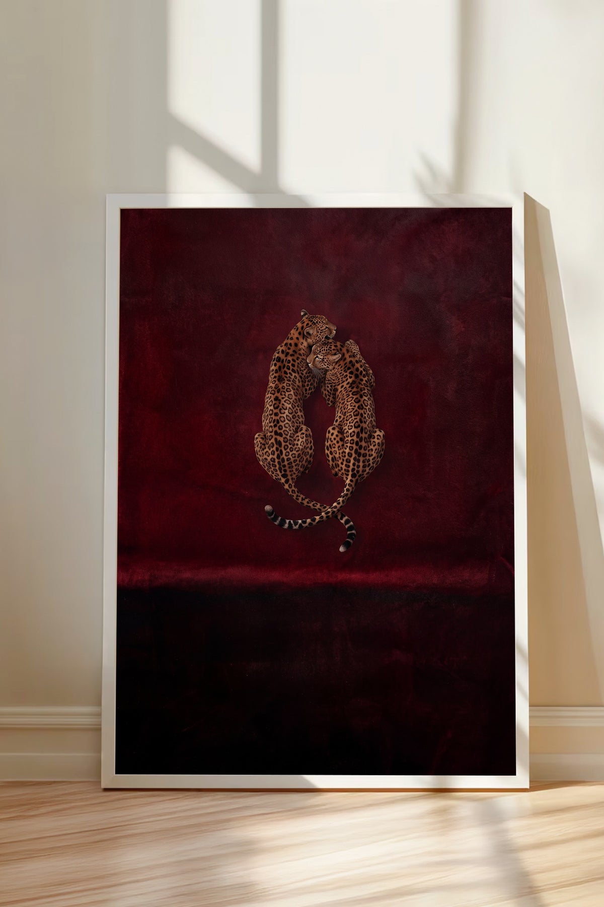 Kırmızı Kadifede Sarılan Leoparlar Poster – Beyaz Çerçeveli Tablo