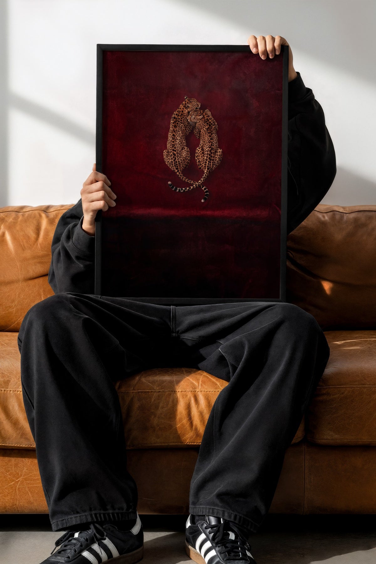 Kırmızı Kadifede Sarılan Leoparlar Poster – Siyah Çerçeveli Tablo