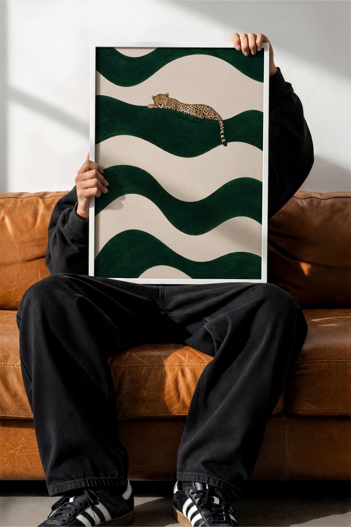 Yeşil Dalgalar Üzerinde Uzanan Çita Poster – Beyaz Çerçeveli Tablo