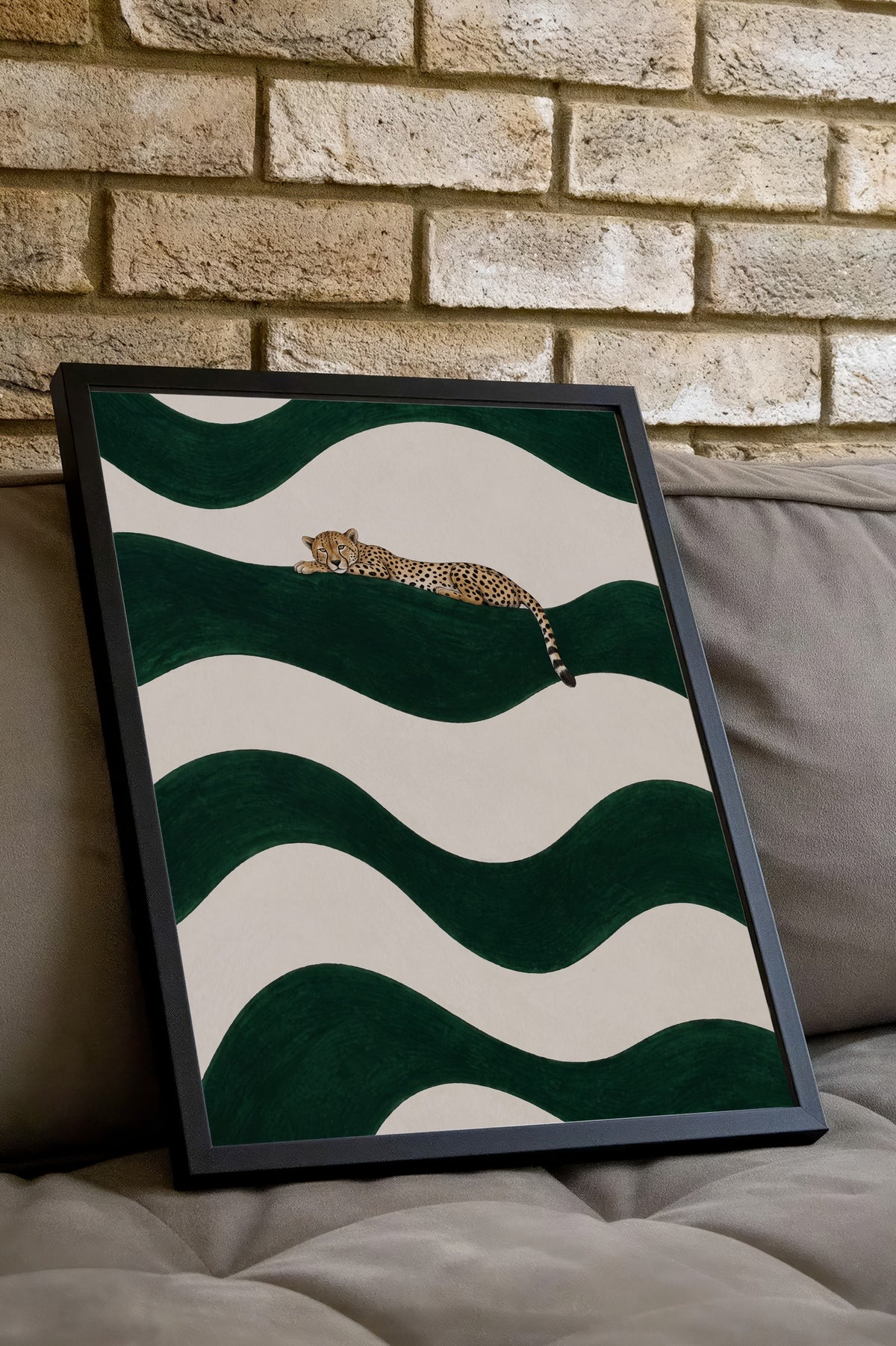 Yeşil Dalgalar Üzerinde Uzanan Çita Poster – Siyah Çerçeveli Tablo
