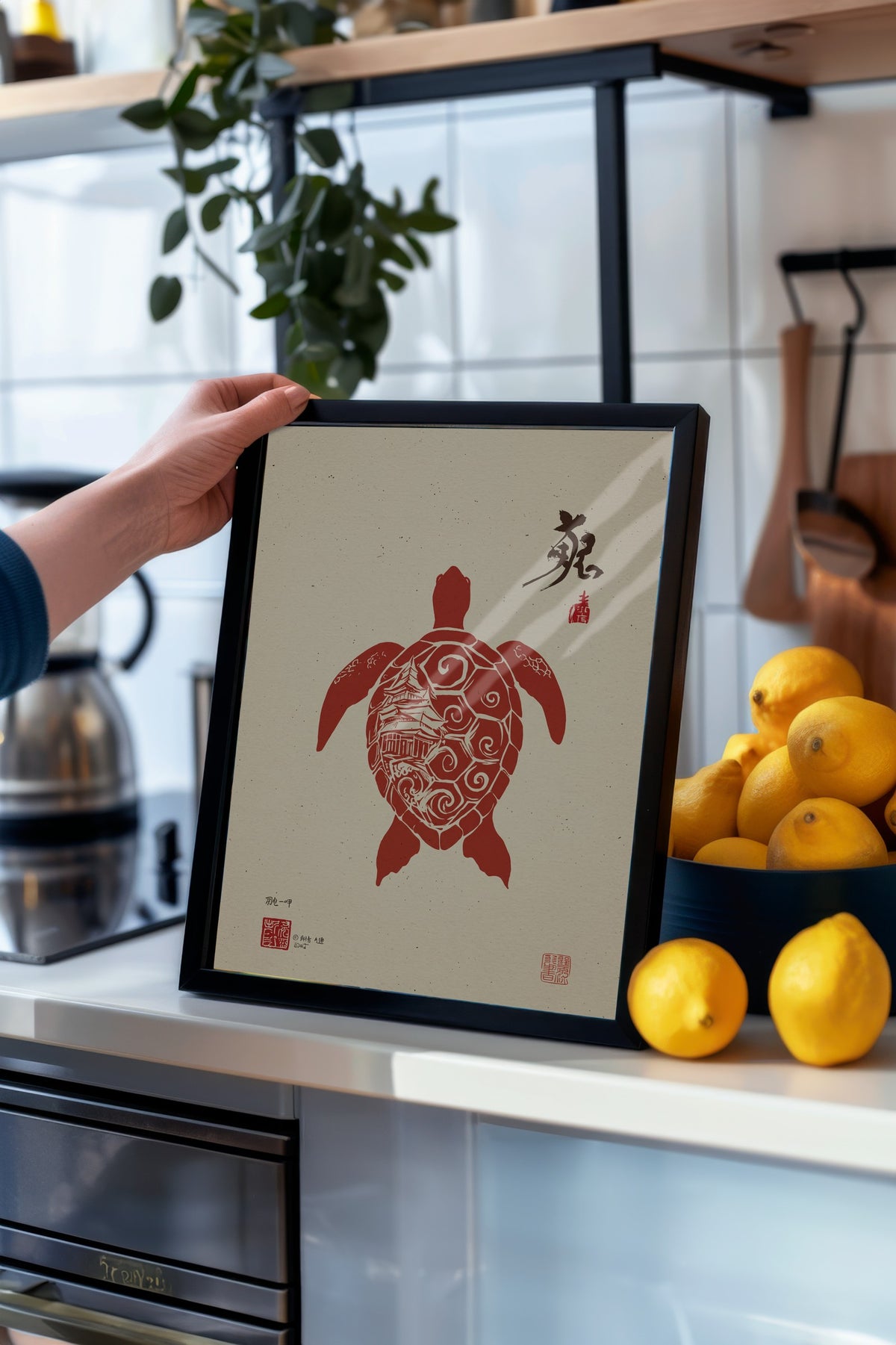 Pagoda Desenli Kırmızı Deniz Kaplumbağası Poster – Siyah Çerçeveli Tablo
