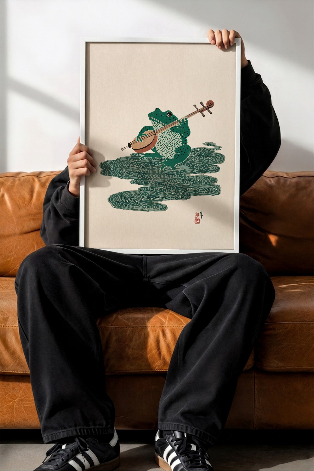 Şamisen Çalan Kurbağa Poster – Beyaz Çerçeveli Tablo