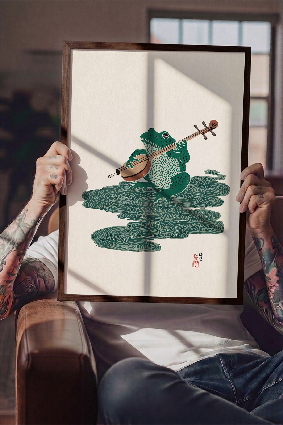 Şamisen Çalan Kurbağa Poster – Kahverengi Çerçeveli Tablo