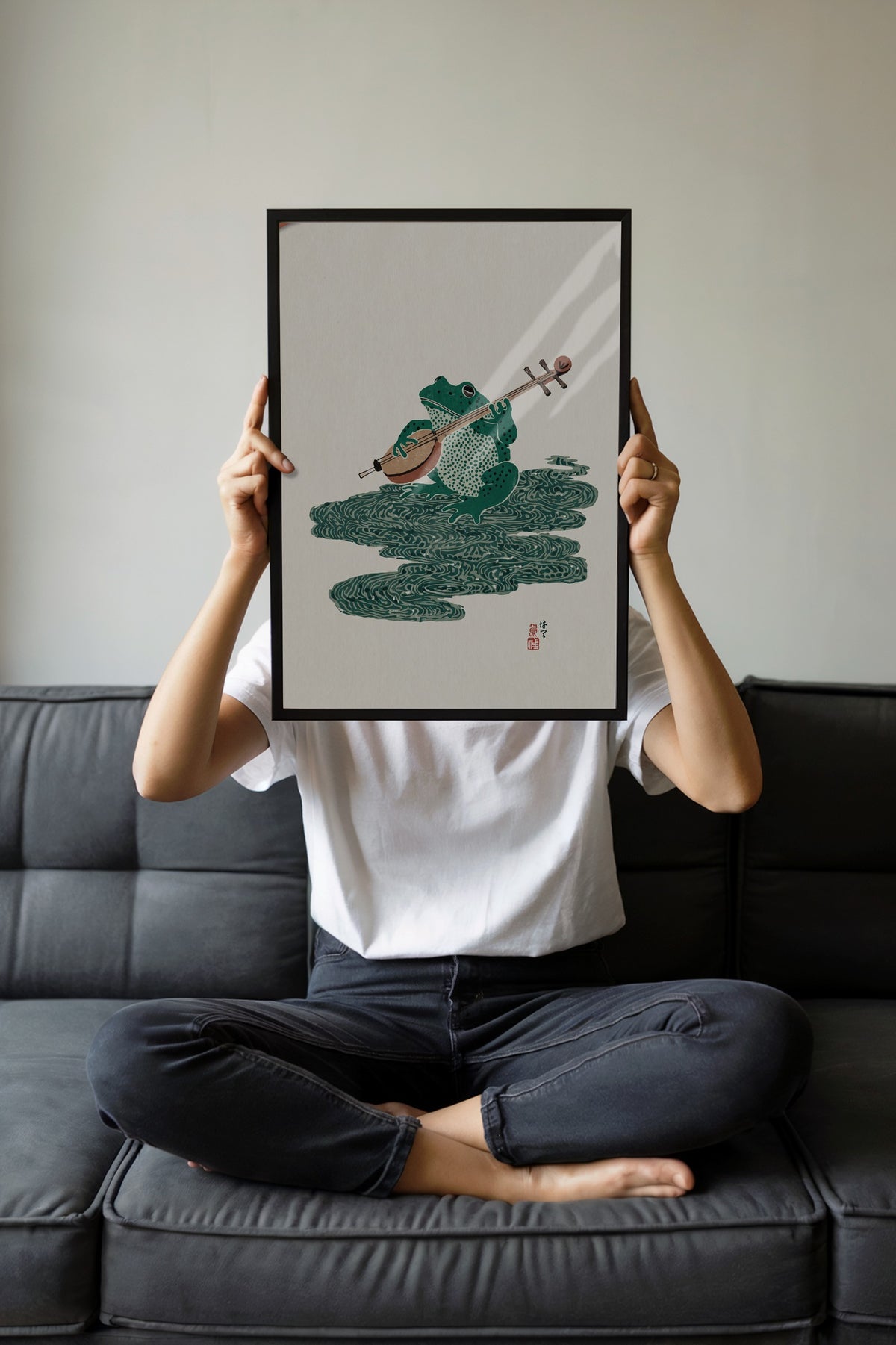 Şamisen Çalan Kurbağa Poster – Siyah Çerçeveli Tablo