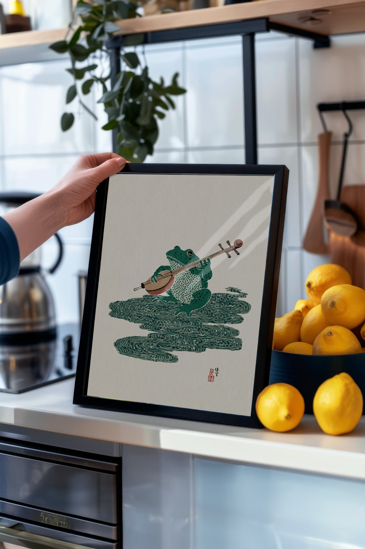 Şamisen Çalan Kurbağa Poster – Siyah Çerçeveli Tablo