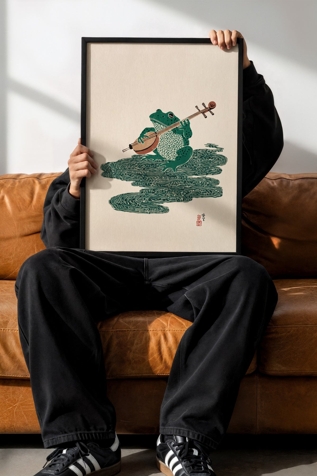 Şamisen Çalan Kurbağa Poster – Siyah Çerçeveli Tablo