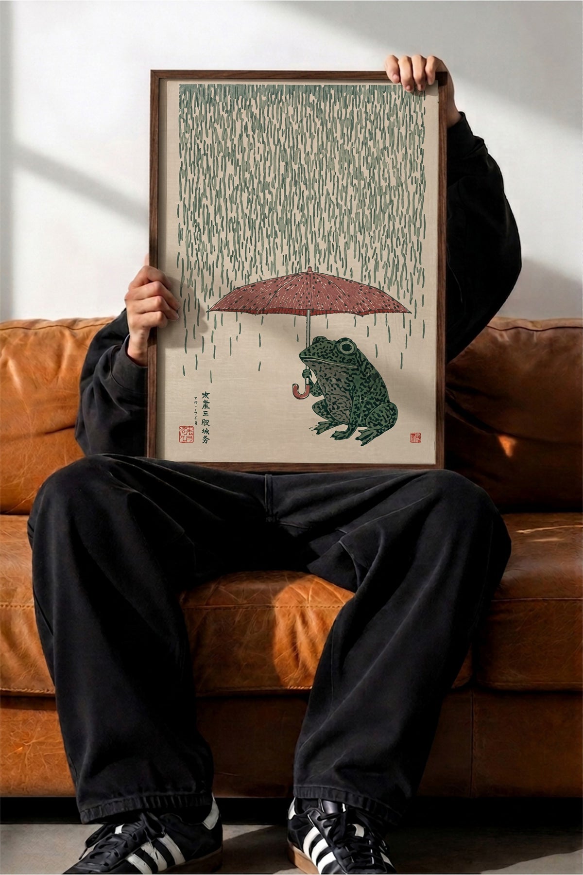 Yağmurda Şemsiyeli Kurbağa Poster – Kahverengi Çerçeveli Tablo