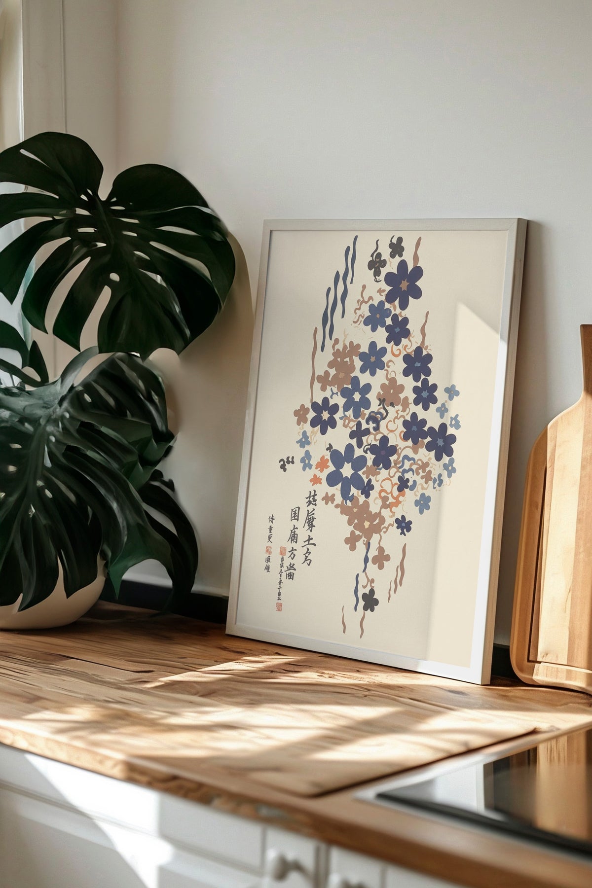 Lacivert Çiçek Deseni ve Japon Kaligrafisi Poster – Beyaz Çerçeveli Tablo