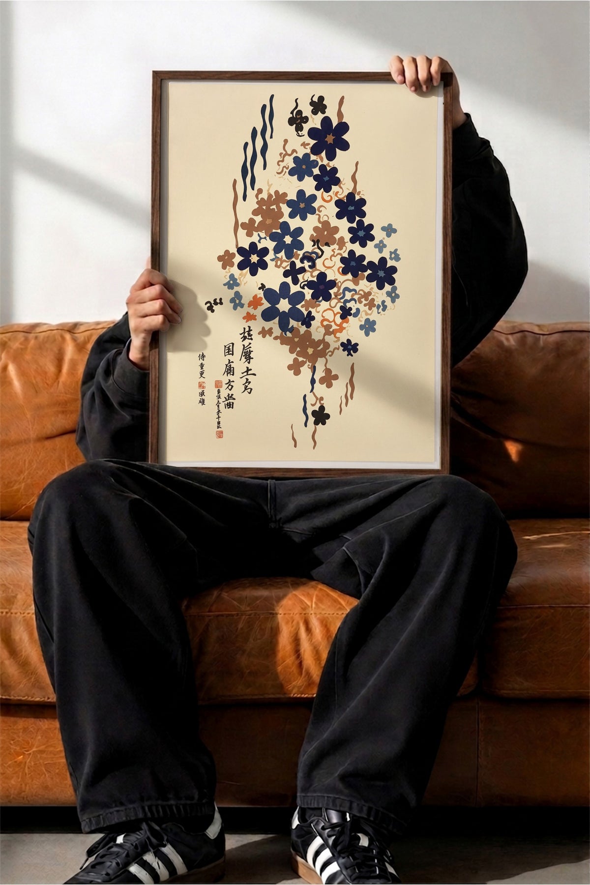 Lacivert Çiçek Deseni ve Japon Kaligrafisi Poster – Kahverengi Çerçeveli Tablo