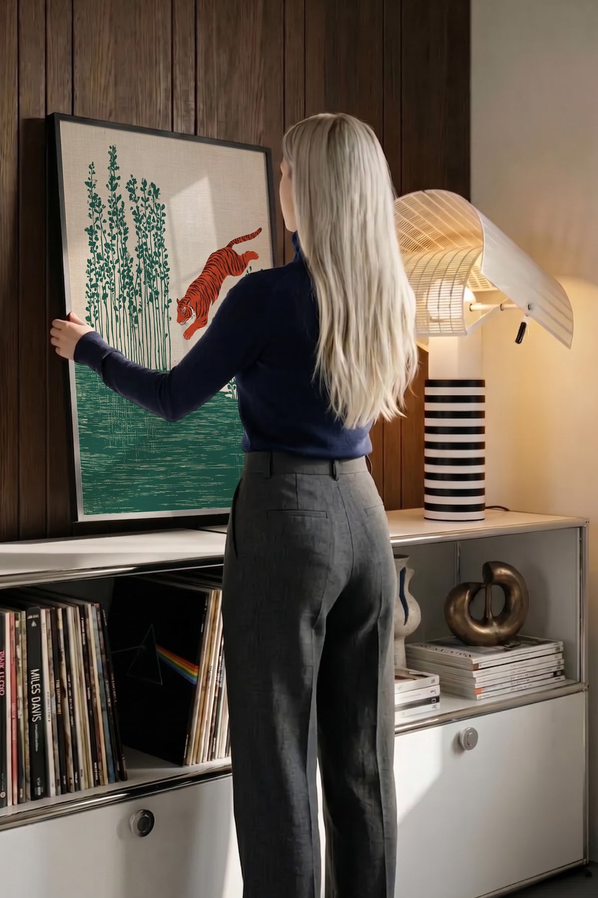 Sıçrayan Kaplan ve Sazlık Poster – Siyah Çerçeveli Tablo