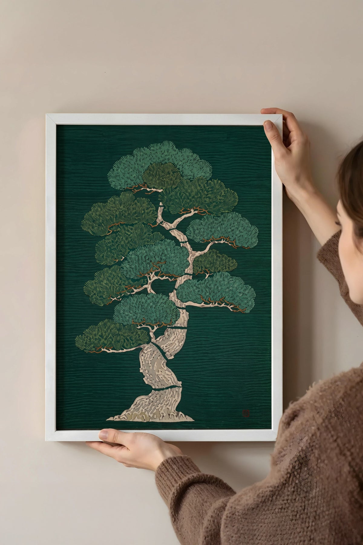Zümrüt Zeminde Çam Ağacı Poster – Beyaz Çerçeveli Tablo