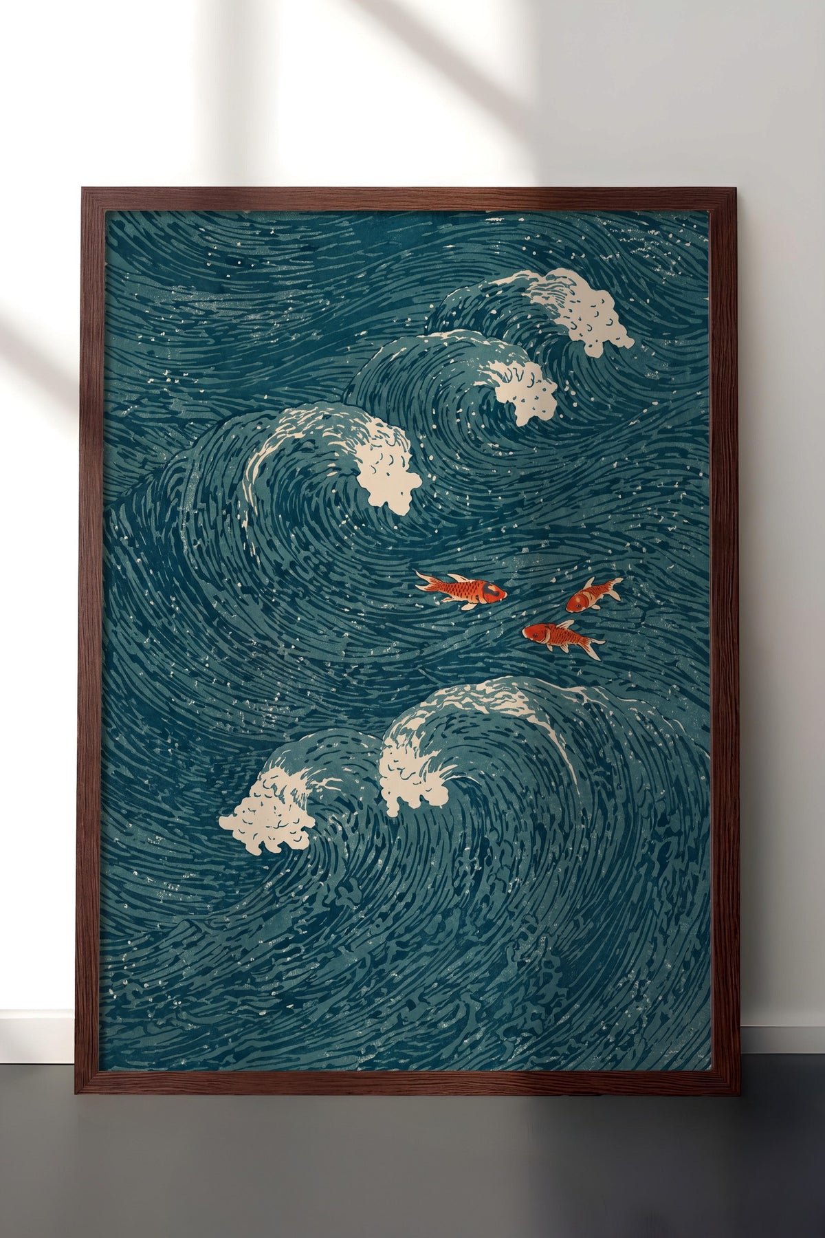 Dalgalar Arasında Japon Balıkları Poster – Kahverengi Çerçeveli Tablo