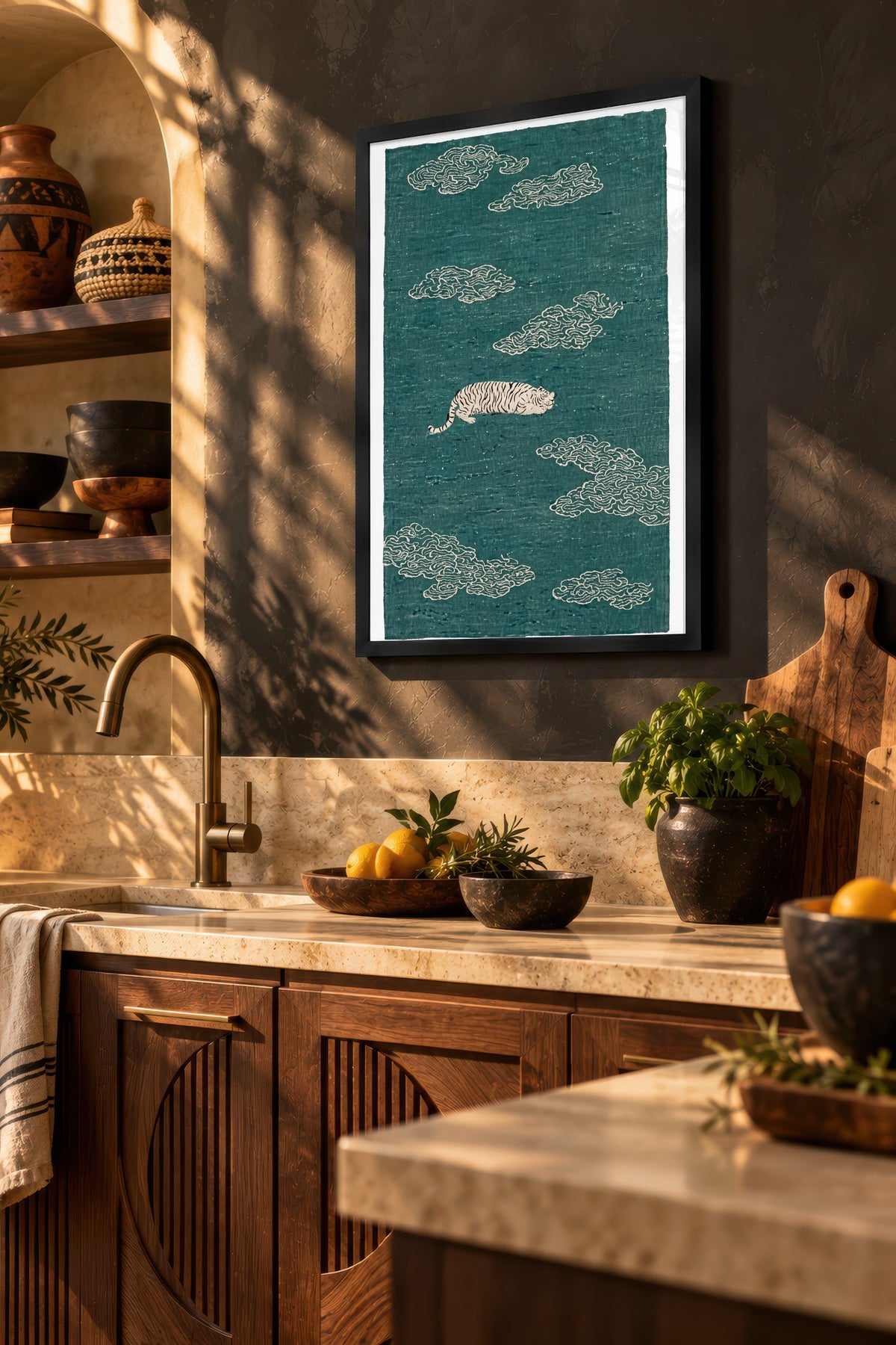 Bulutlar Arasında Kaplan Poster – Siyah Çerçeveli Tablo