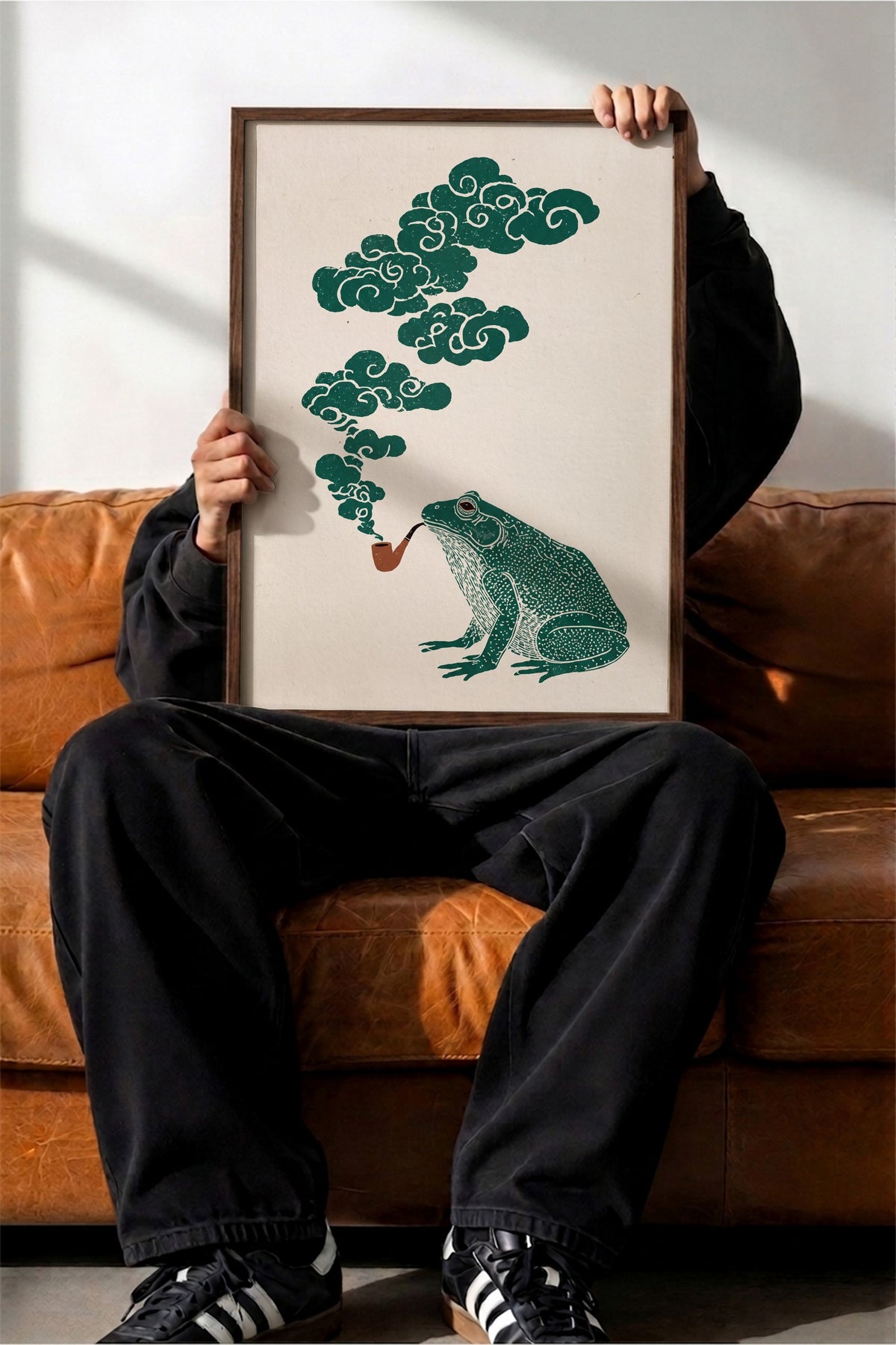 Pipolu Kurbağa ve Bulut Dumanı Poster – Kahverengi Çerçeveli Tablo