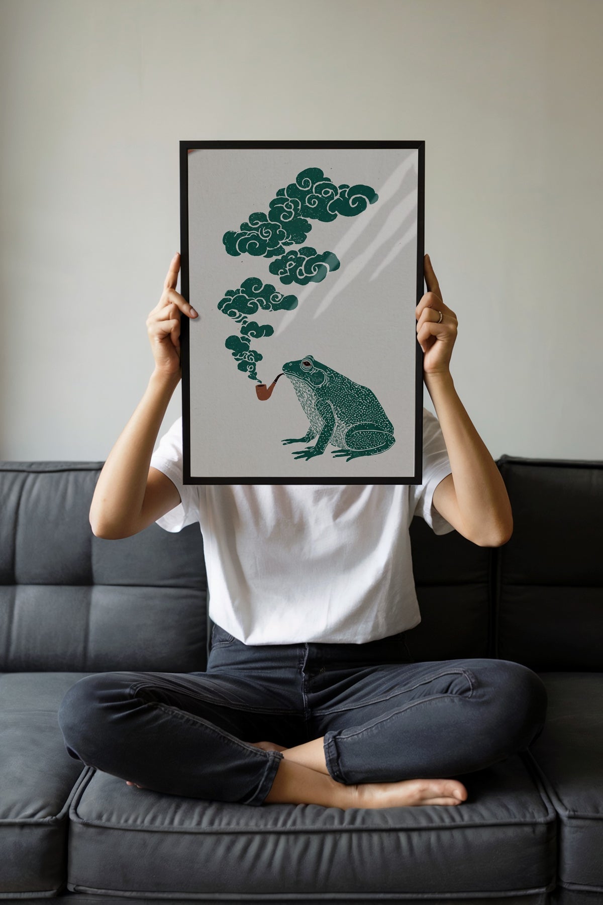 Pipolu Kurbağa ve Bulut Dumanı Poster – Siyah Çerçeveli Tablo