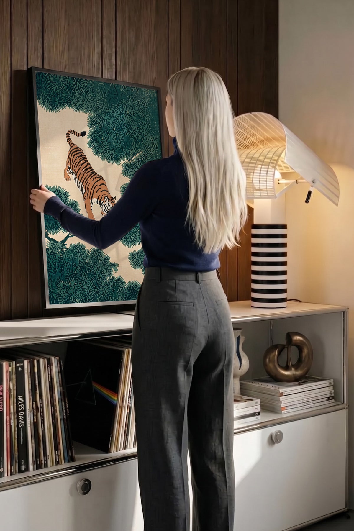 Çam Ağaçları Arasında Kaplan Poster – Siyah Çerçeveli Tablo