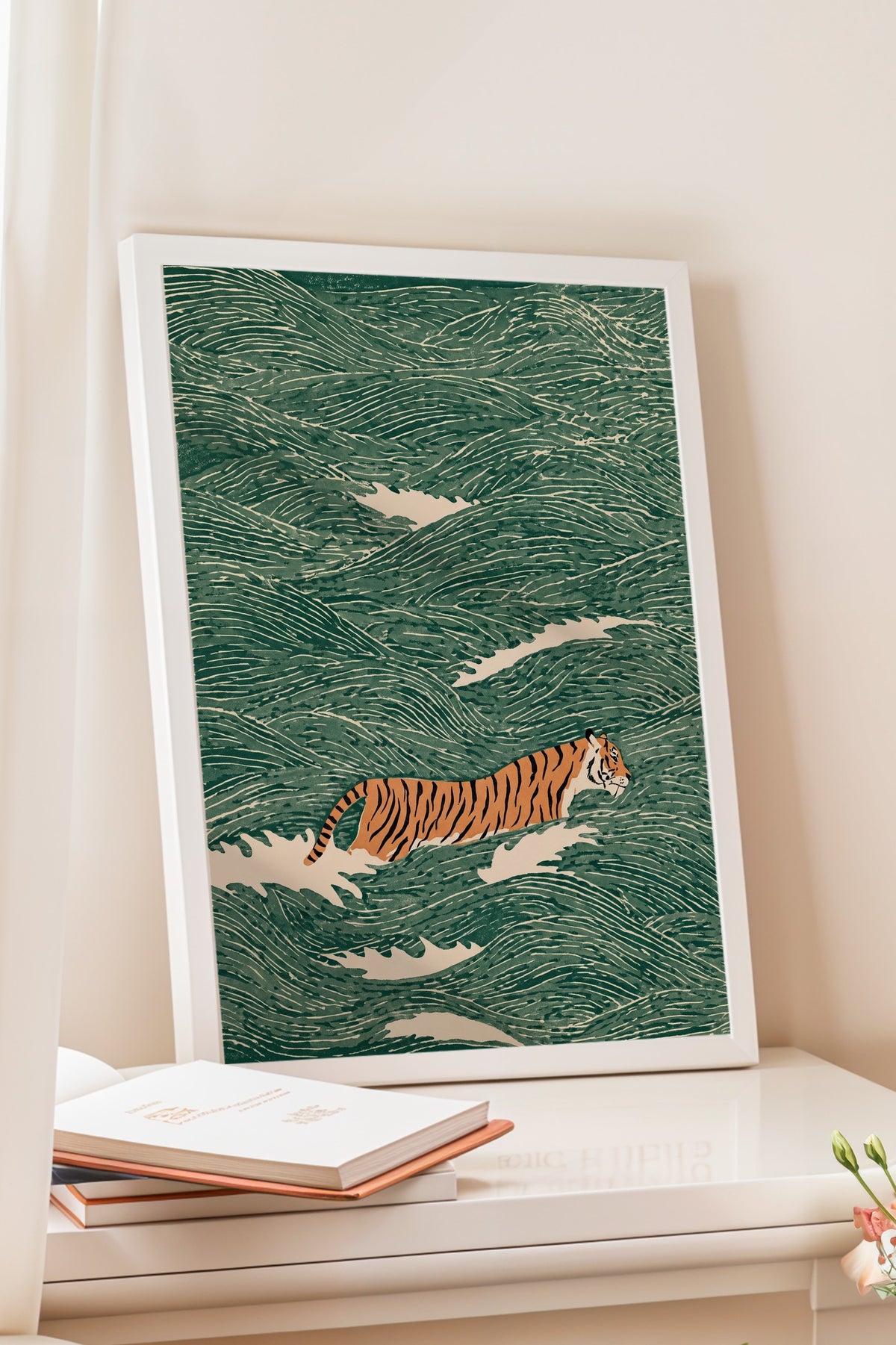 Dalgalarda Kaplan Poster – Beyaz Çerçeveli Tablo