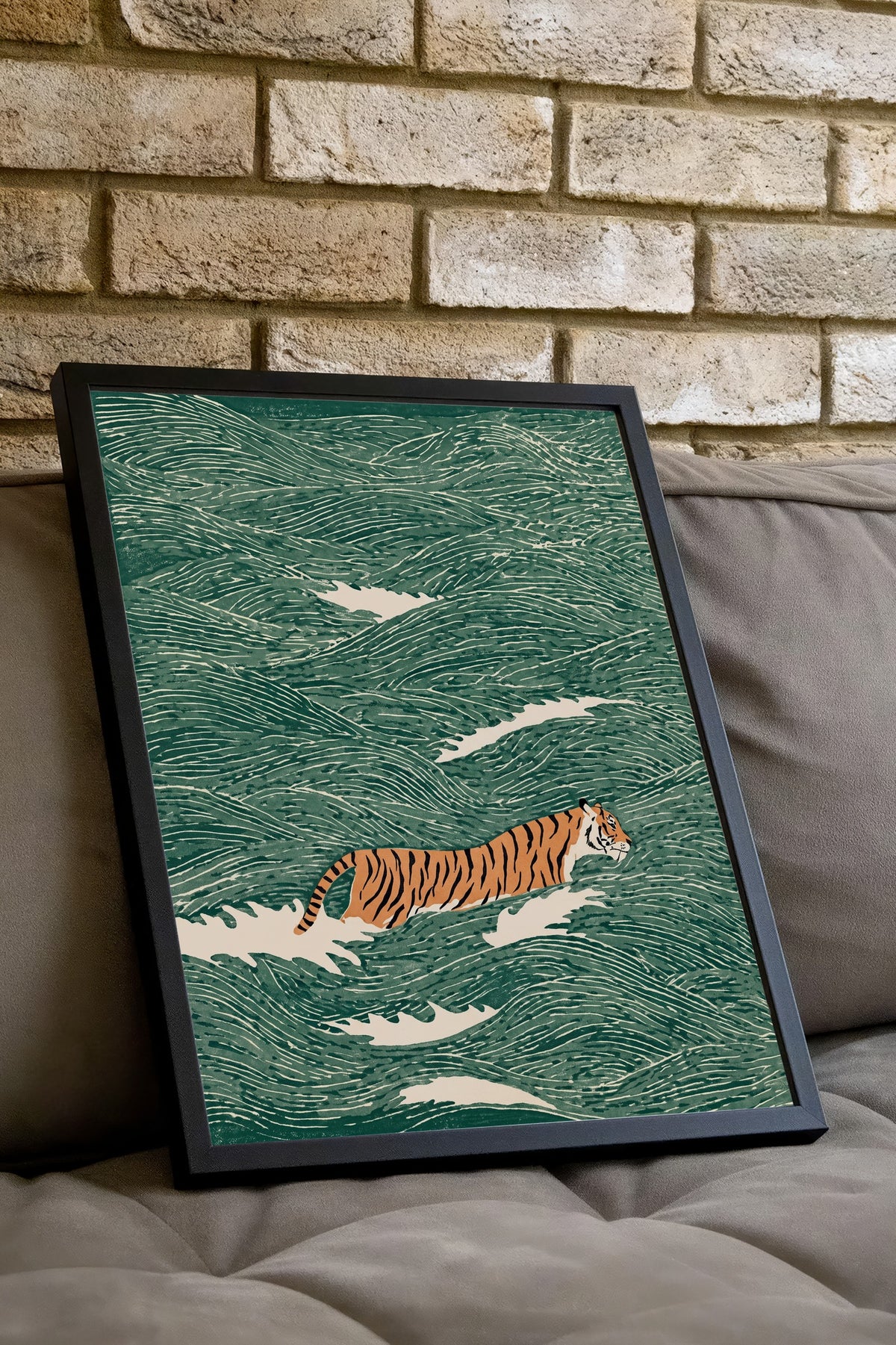 Dalgalarda Kaplan Poster – Siyah Çerçeveli Tablo