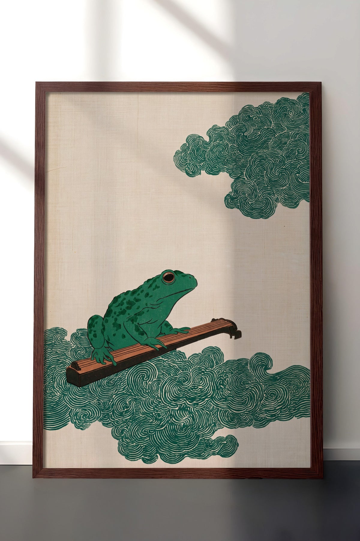 Guzheng Çalan Kurbağa Poster – Kahverengi Çerçeveli Tablo