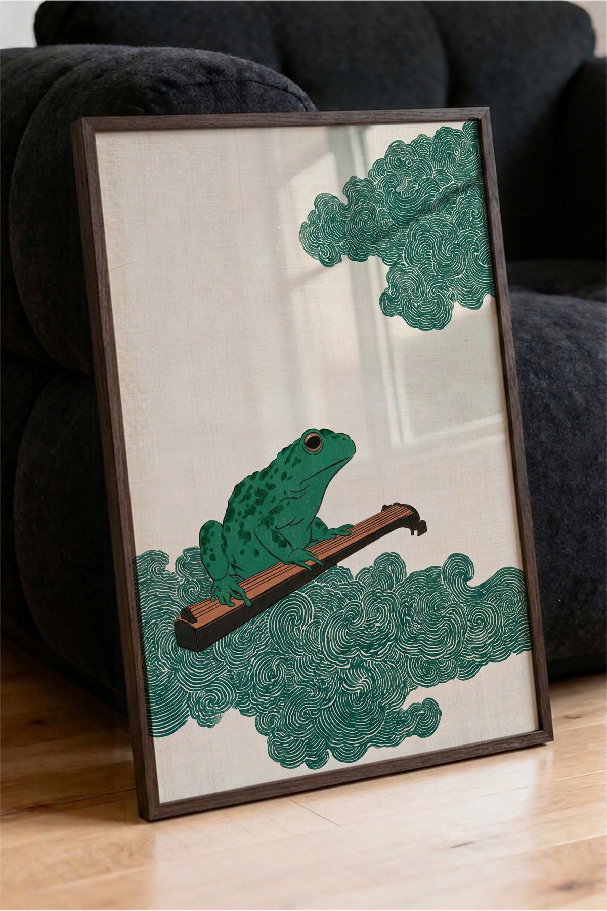 Guzheng Çalan Kurbağa Poster – Kahverengi Çerçeveli Tablo